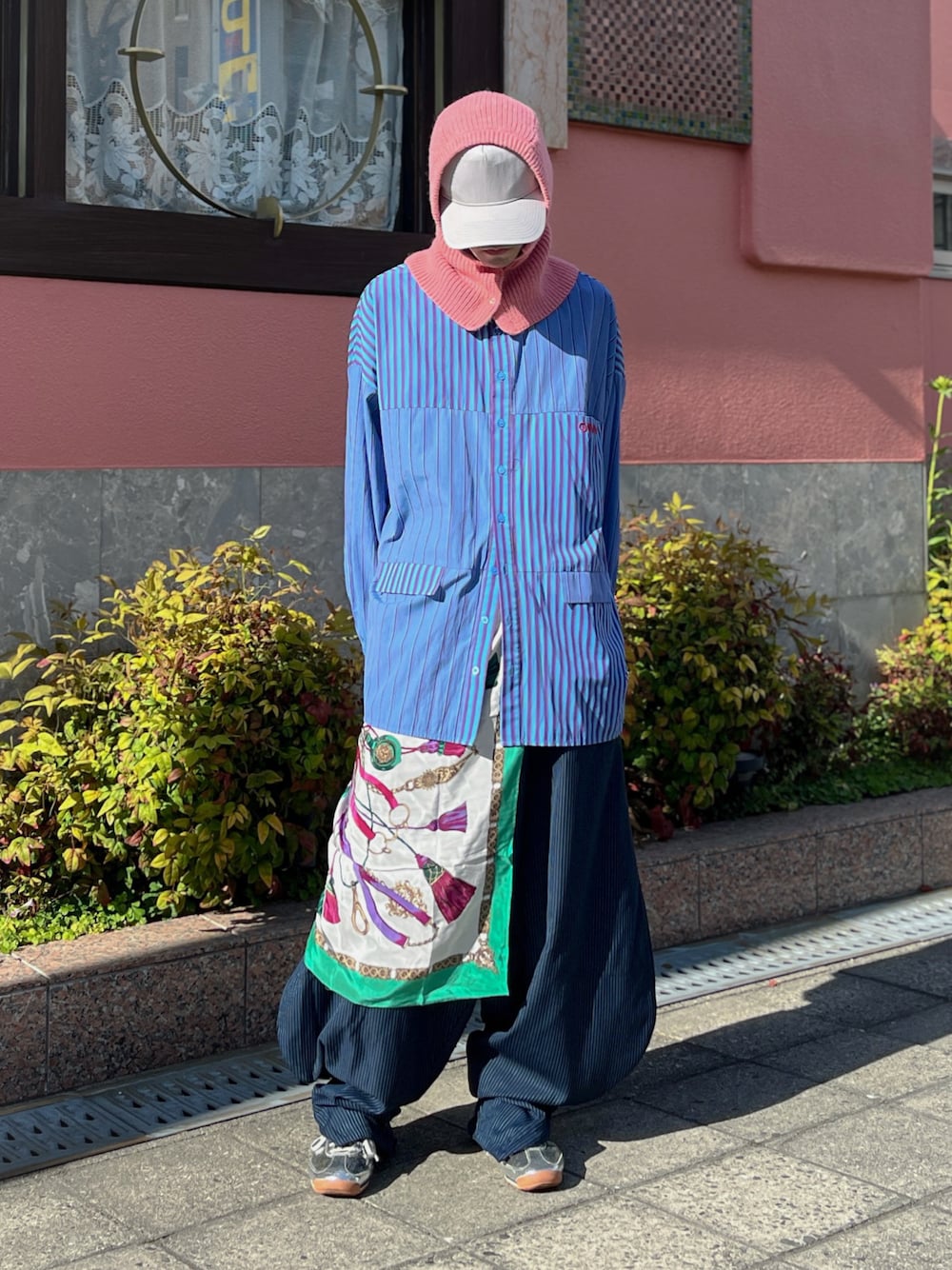 ブルー系のシャツ/ブラウス、シルバー系のスニーカー、グレー系のキャップを着用したメンズの春コーディネートの1枚目の写真