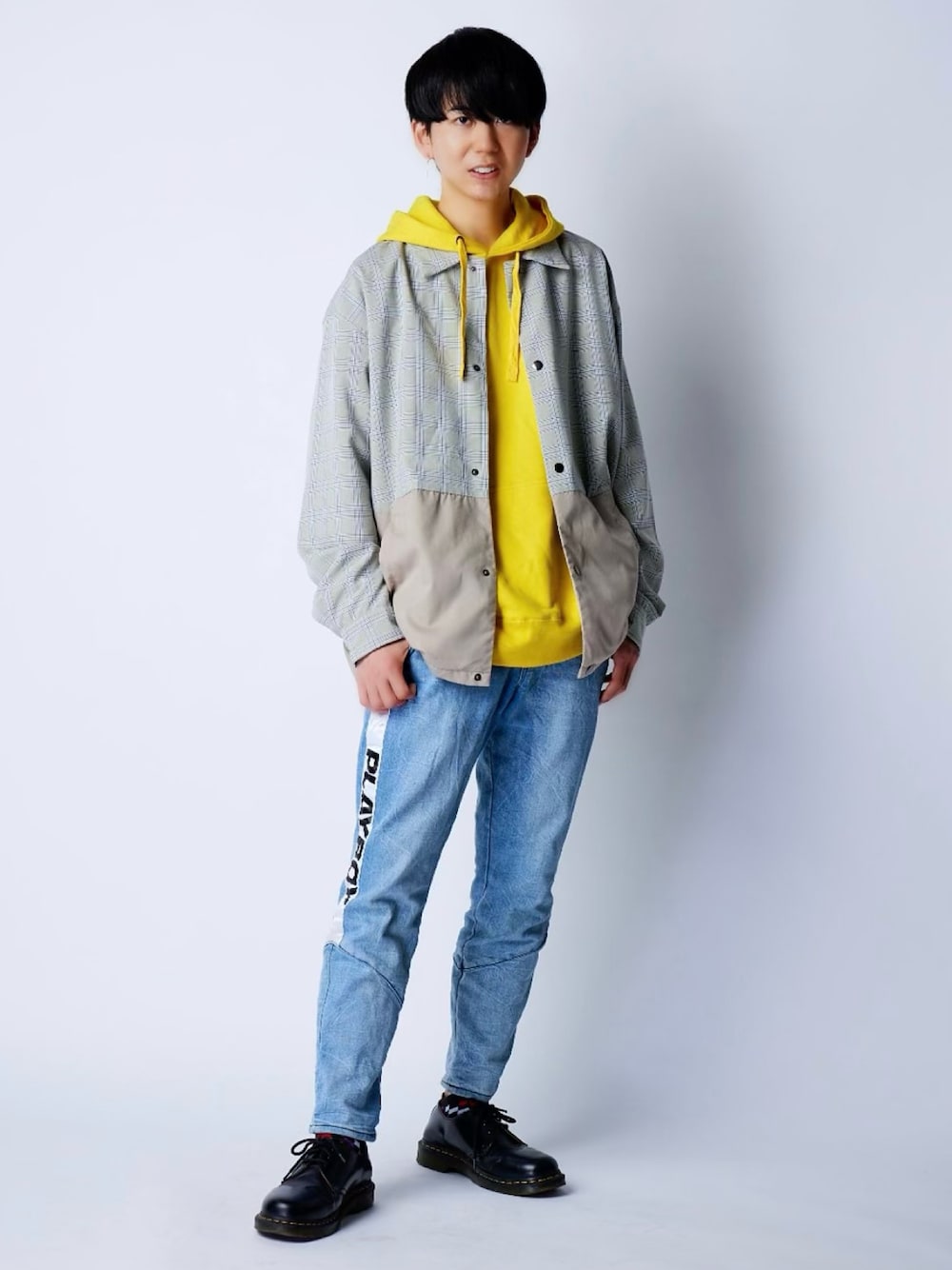「パーカーコーデ、イエローパーカー、イエロートップス、革靴コーデ、カジュアルコーデ、冬コーデ、Dr.Martens、PLAYBOY、色鮮やかなスウェット、シンプルスタイル、お洒落さんとつながりたい、メンズコーデ、メンズファッション、メンズパーカー、モデル撮影」｜「PLAYBOYのアイテム（デニムパンツ、ブルー系）」を使った、daisukeさん（骨格ウェーブ・メンズ・173cm）の冬コーディネートの1枚目の写真