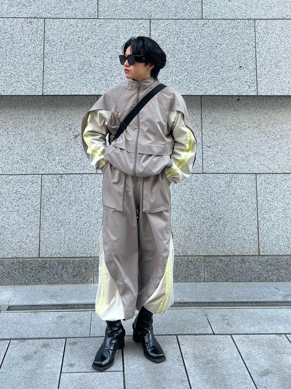 「春のおしゃ見えテクニック、ナイロンジャケット、ナイロンパンツ、テック系、キレイめカジュアル、春コーデ、春服みてみて、トラックジャケット、低身長コーデ、ootd、NoraLily、カジュアル、カジュアルコーデ、サングラス」｜「Nora Lilyの【Nora Lily】スプリング トラック パンツ（その他パンツ、グレー系）」を使った、ryuseiさん（メンズ・168cm）の春コーディネートの1枚目の写真