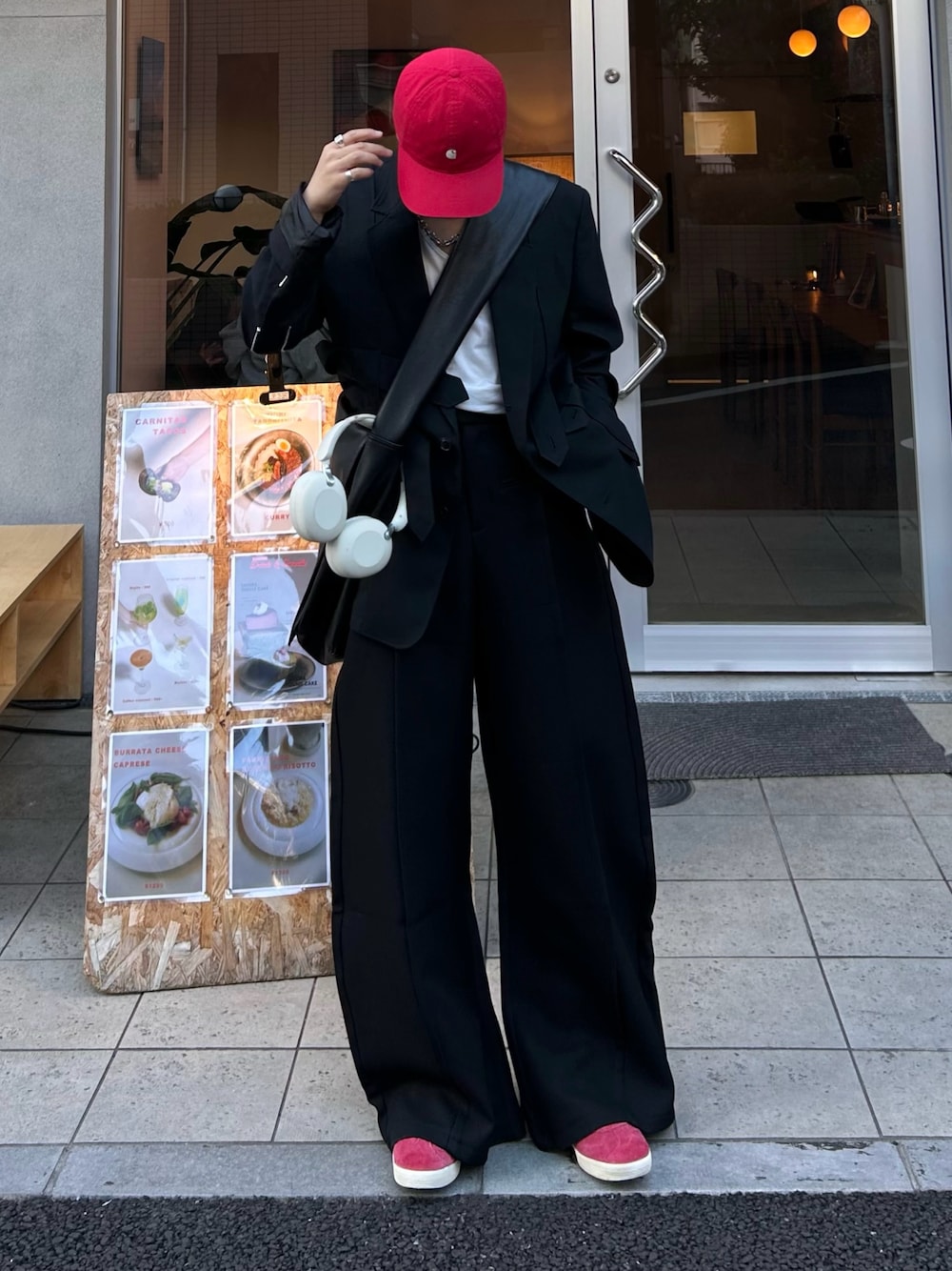 「春めき満開コーデ、キャップ、差し色コーデ、きれいめカジュアル、テーラードジャケット、シンプルコーデ、メンズコーデ、大人コーデ、初春コーデ」｜「adidasのガゼル / Gazelle / アディダスオリジナルス adidas Originals（スニーカー、レッド系）」を使った、ryuseiさん（メンズ・168cm）の春コーディネートの1枚目の写真