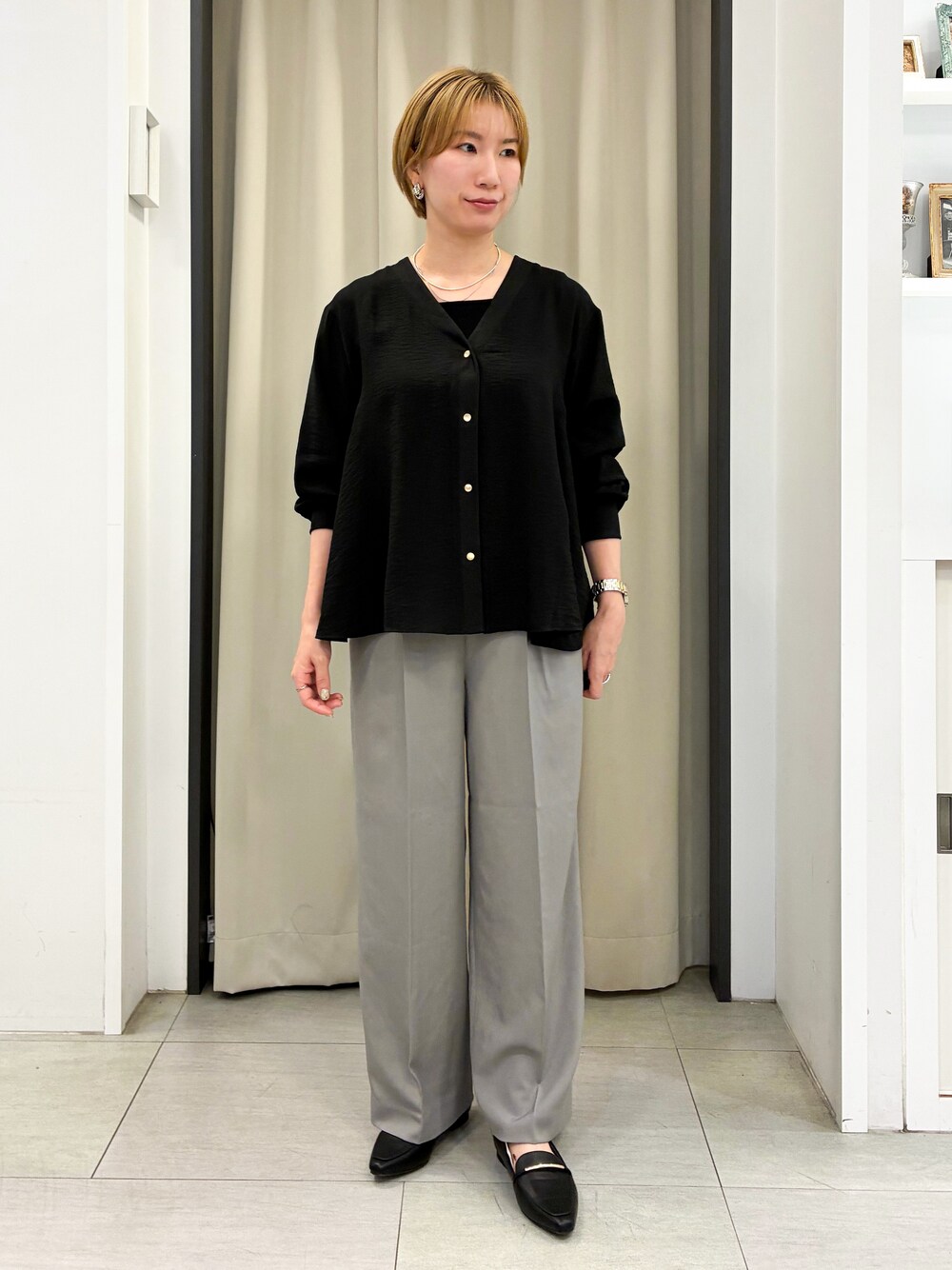 ブラック系のカーディガン/ボレロ、ブラック系のタンクトップ、グレー系のその他パンツを着用したレディースの夏コーディネートの1枚目の写真