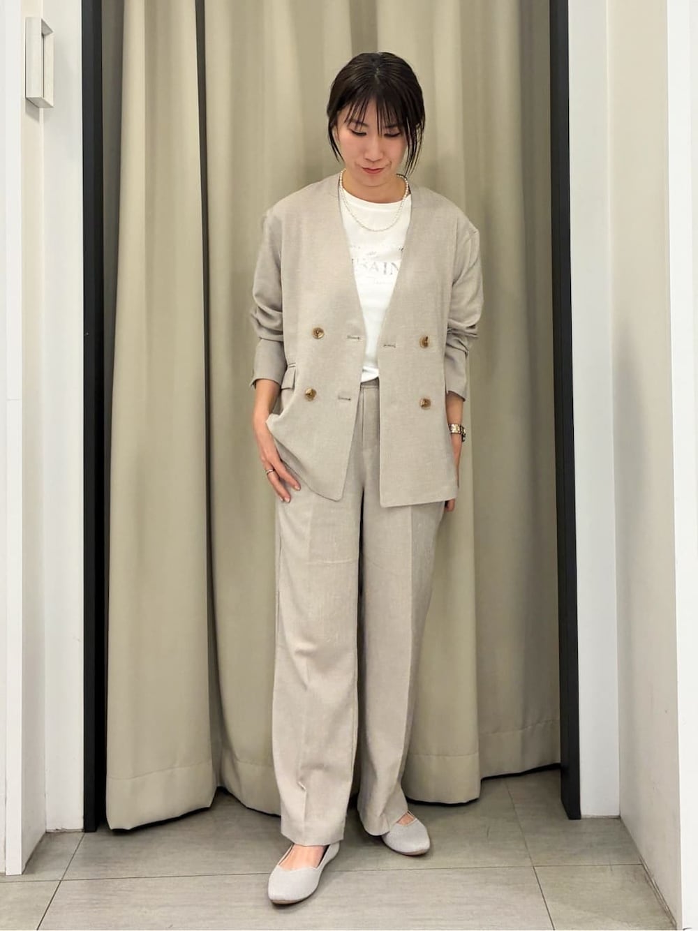 ベージュ系のノーカラージャケット、ホワイト系のTシャツ/カットソー、ベージュ系のその他パンツを着用したレディースの春コーディネートの1枚目の写真