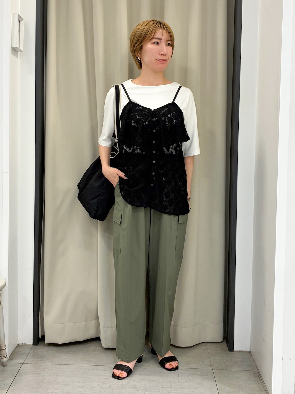 ブラック系のタンクトップ、ホワイト系のTシャツ/カットソー、グリーン系のその他パンツを着用したレディースの春コーディネートの1枚目の写真