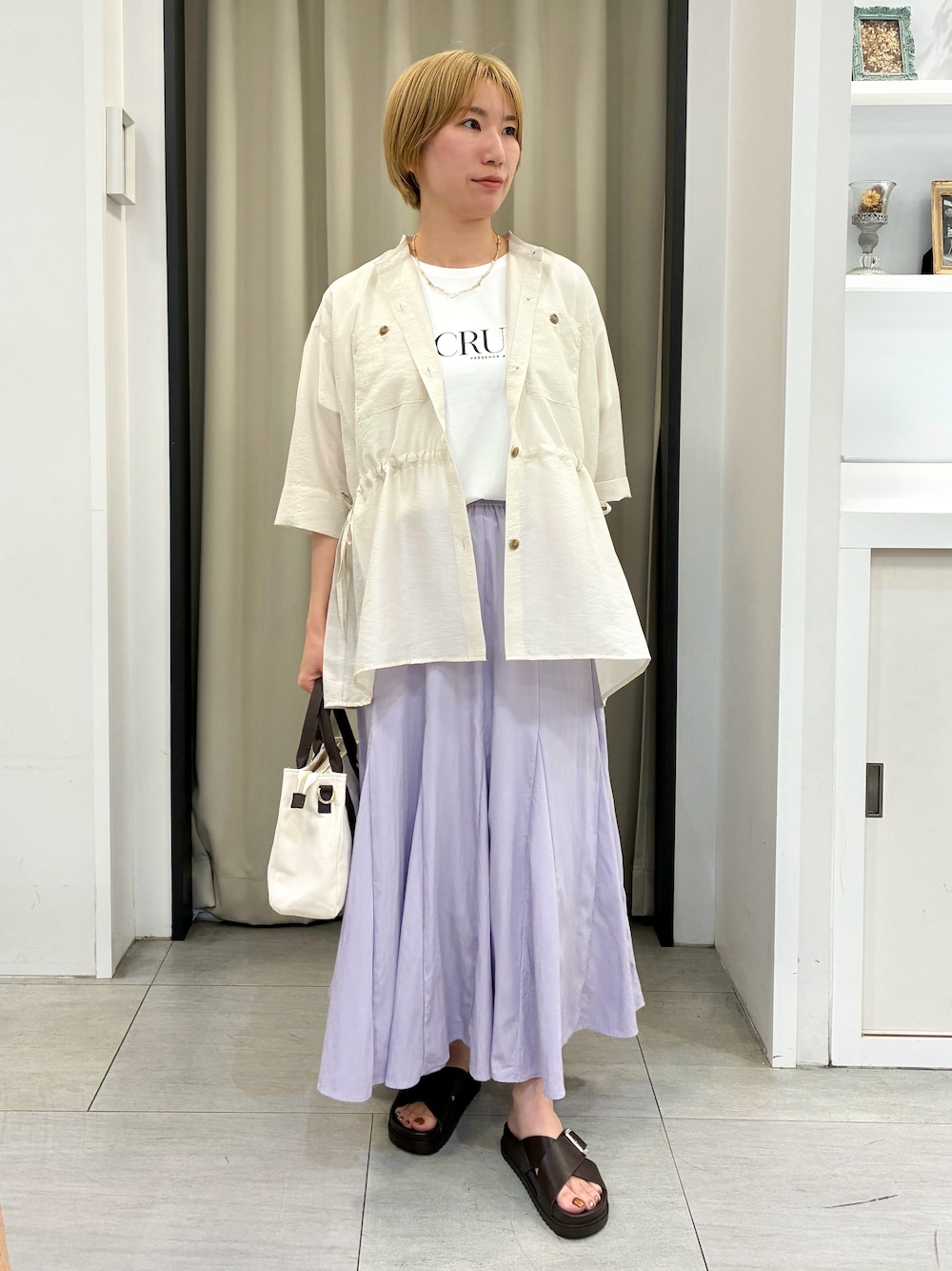 ホワイト系のシャツ/ブラウス、パープル系のスカート、ホワイト系のTシャツ/カットソーを着用したレディースの夏コーディネートの1枚目の写真