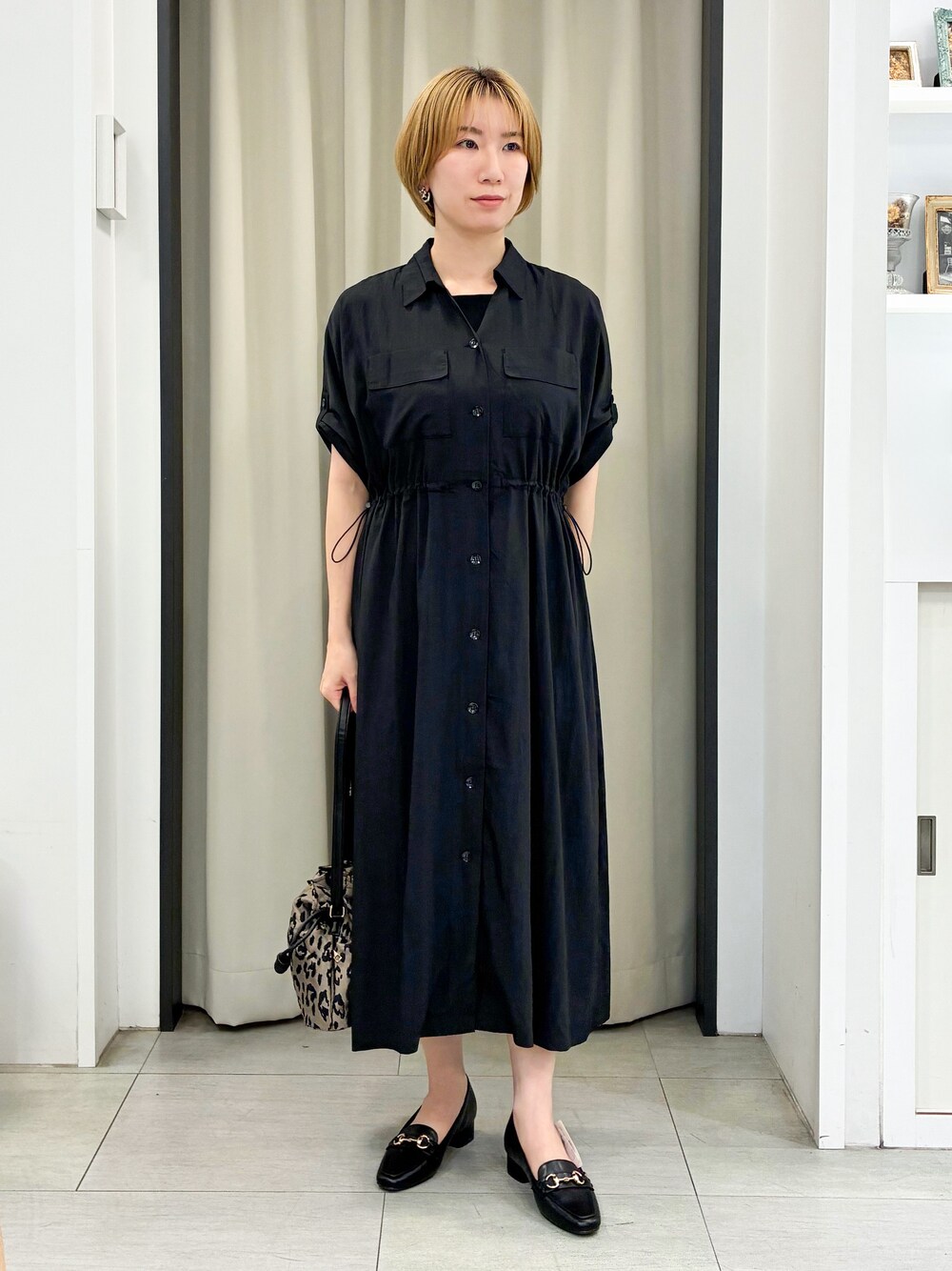 ブラック系のワンピース、ブラック系のTシャツ/カットソー、ブラウン系のショルダーバッグを着用したレディースの夏コーディネートの1枚目の写真