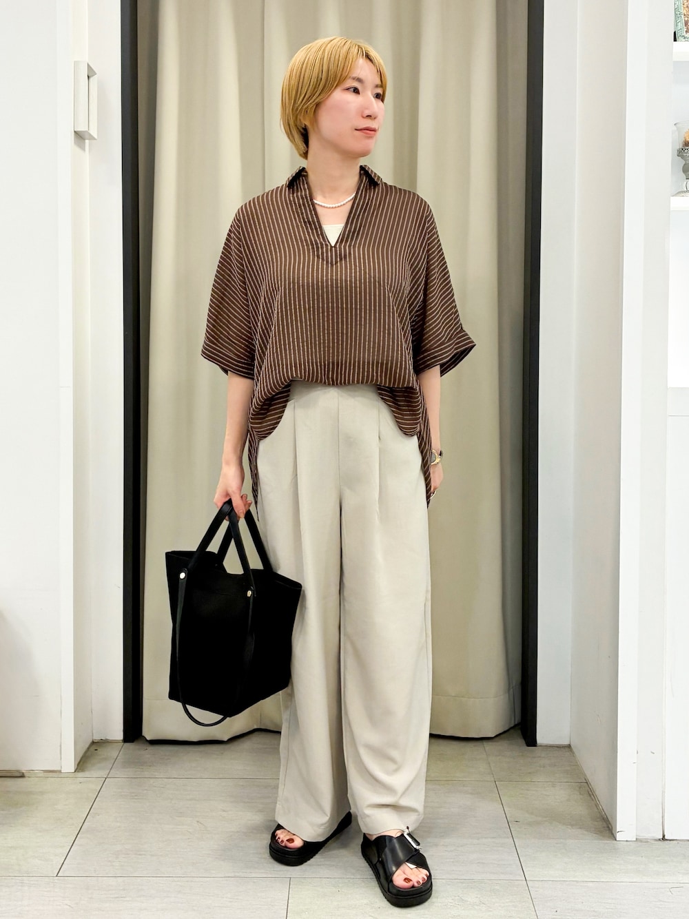 ブラウン系のシャツ/ブラウス、ベージュ系のその他パンツ、ブラック系のトートバッグを着用したレディースの夏コーディネートの1枚目の写真