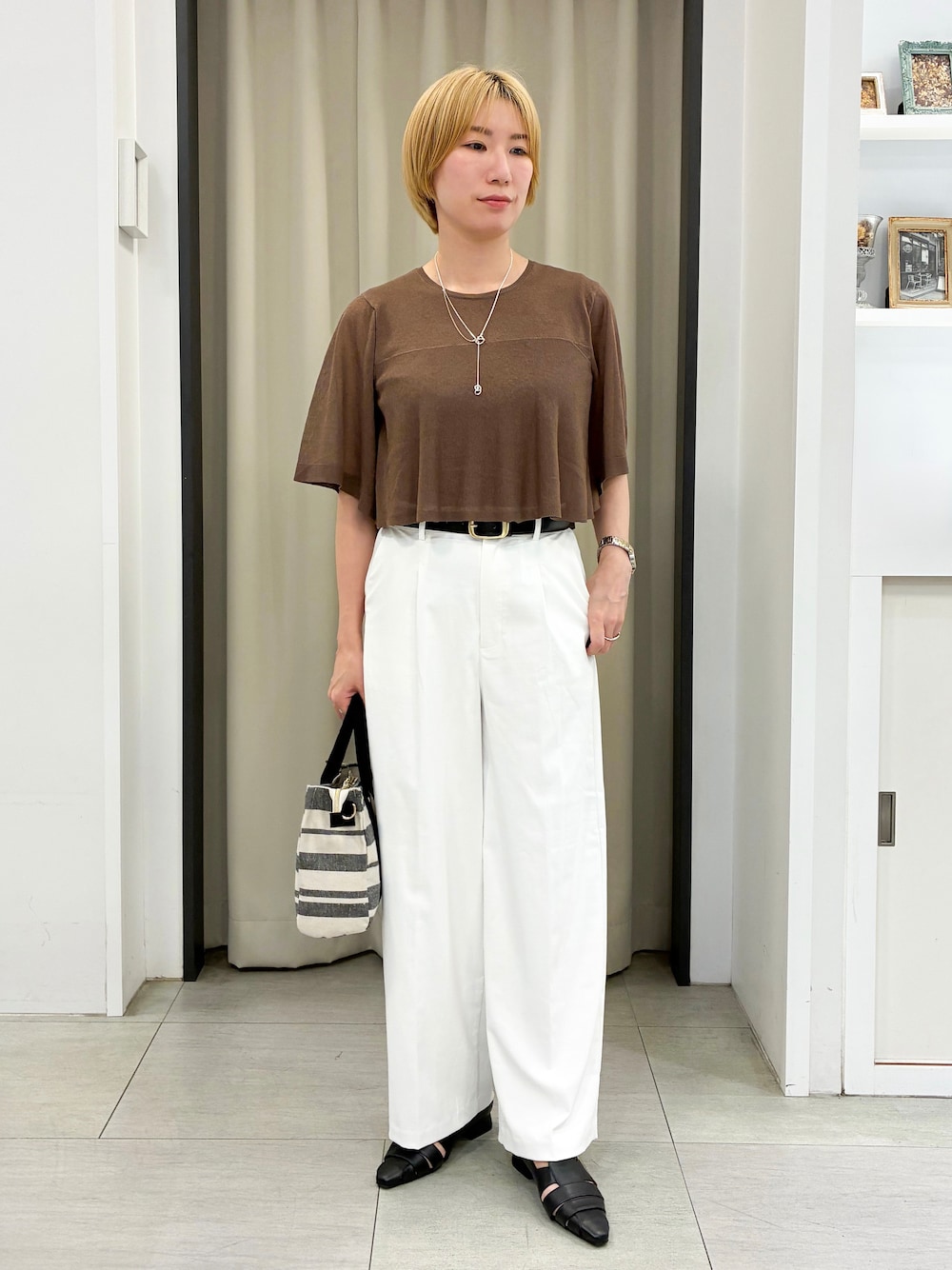 ブラウン系のニット/セーター、ホワイト系のその他パンツ、ベージュ系のトートバッグを着用したレディースの夏コーディネートの1枚目の写真