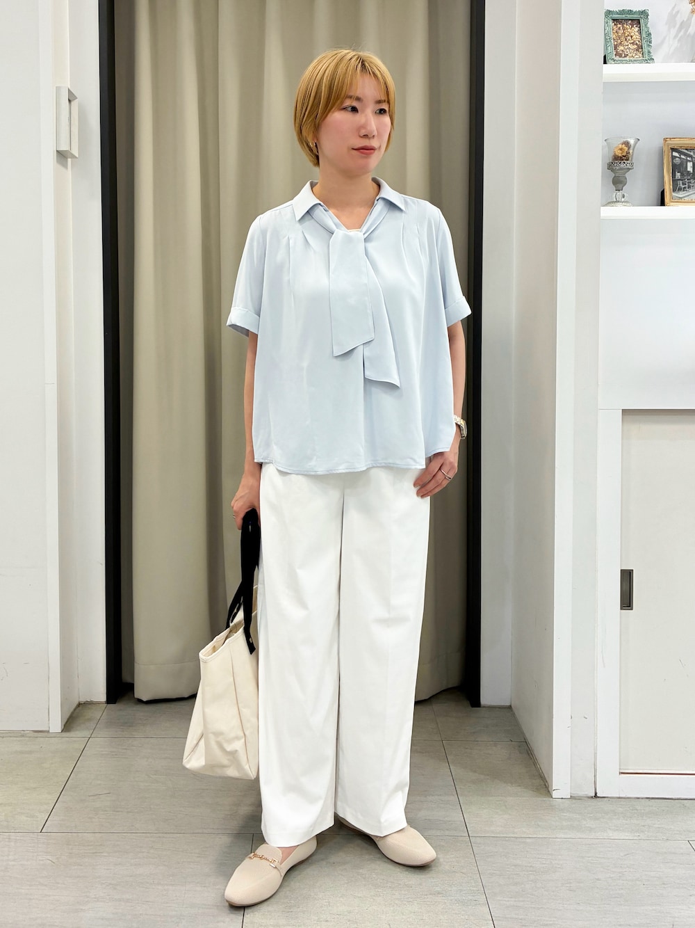 ブルー系のシャツ/ブラウス、ホワイト系のその他パンツ、ベージュ系のトートバッグを着用したレディースの夏コーディネートの1枚目の写真