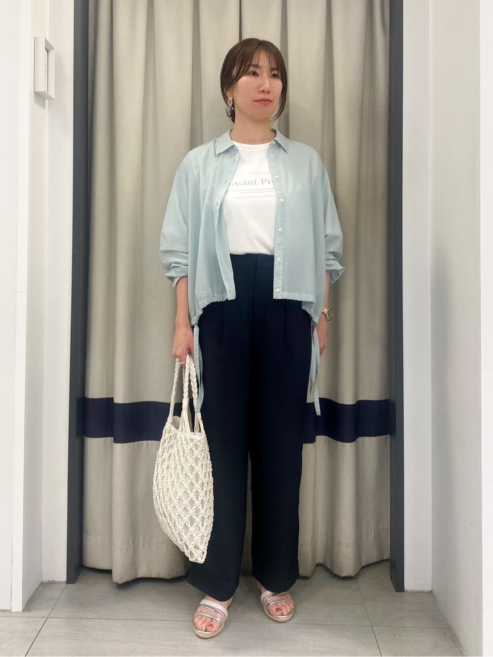 ホワイト系のTシャツ/カットソー、ブルー系のその他パンツ、ホワイト系のトートバッグを着用したレディースの夏コーディネートの1枚目の写真
