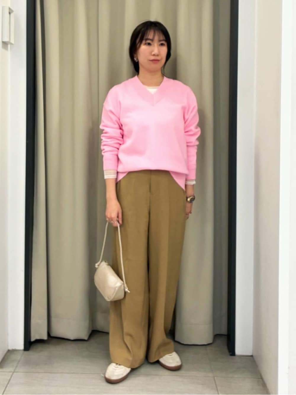 ピンク系のニット/セーター、ホワイト系のTシャツ/カットソー、ブラウン系のその他パンツを着用したレディースの春コーディネートの1枚目の写真