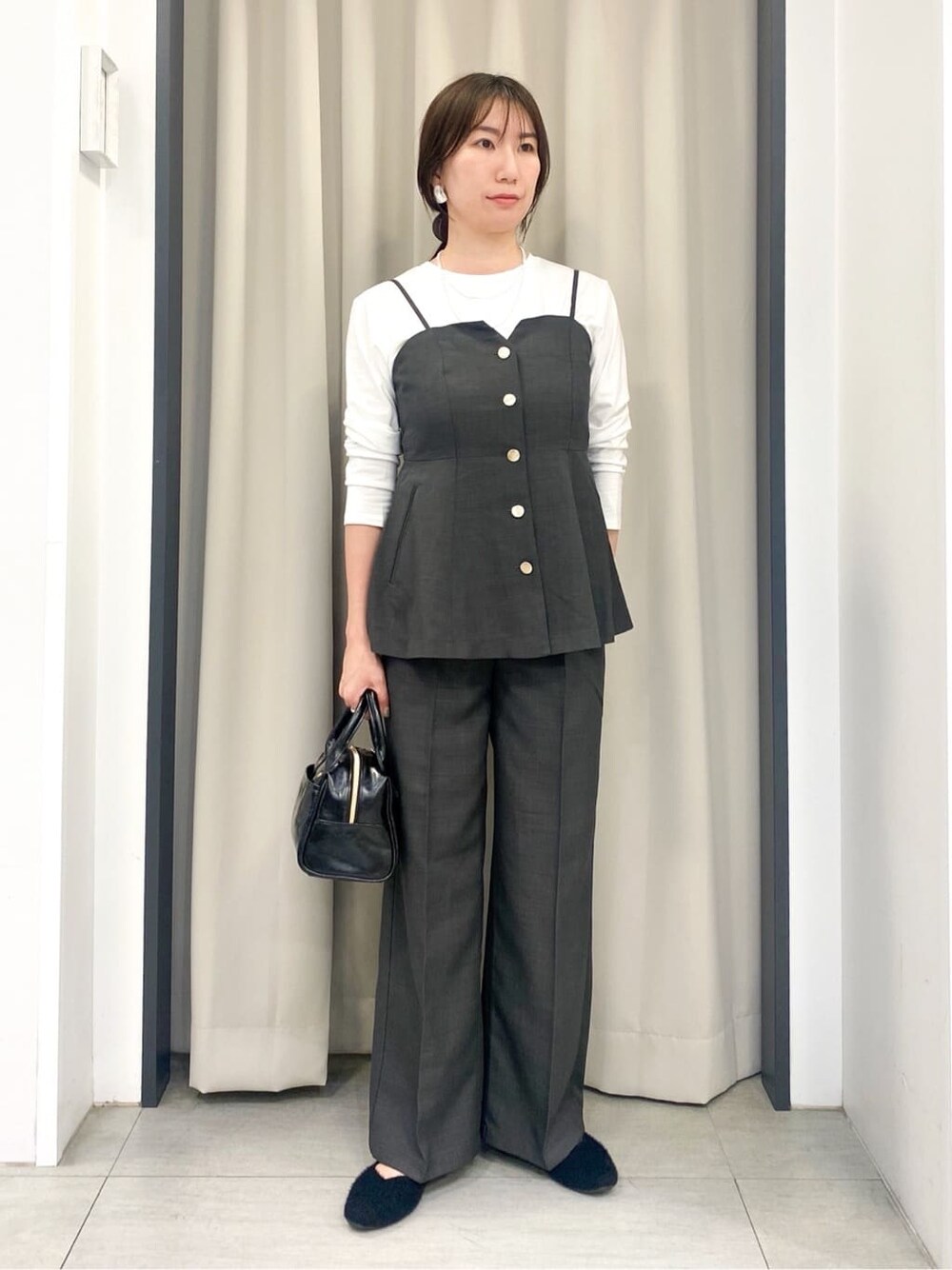 ブラウン系のシャツ/ブラウス、ブラウン系のその他パンツ、ホワイト系のTシャツ/カットソーを着用したレディースの秋コーディネートの1枚目の写真