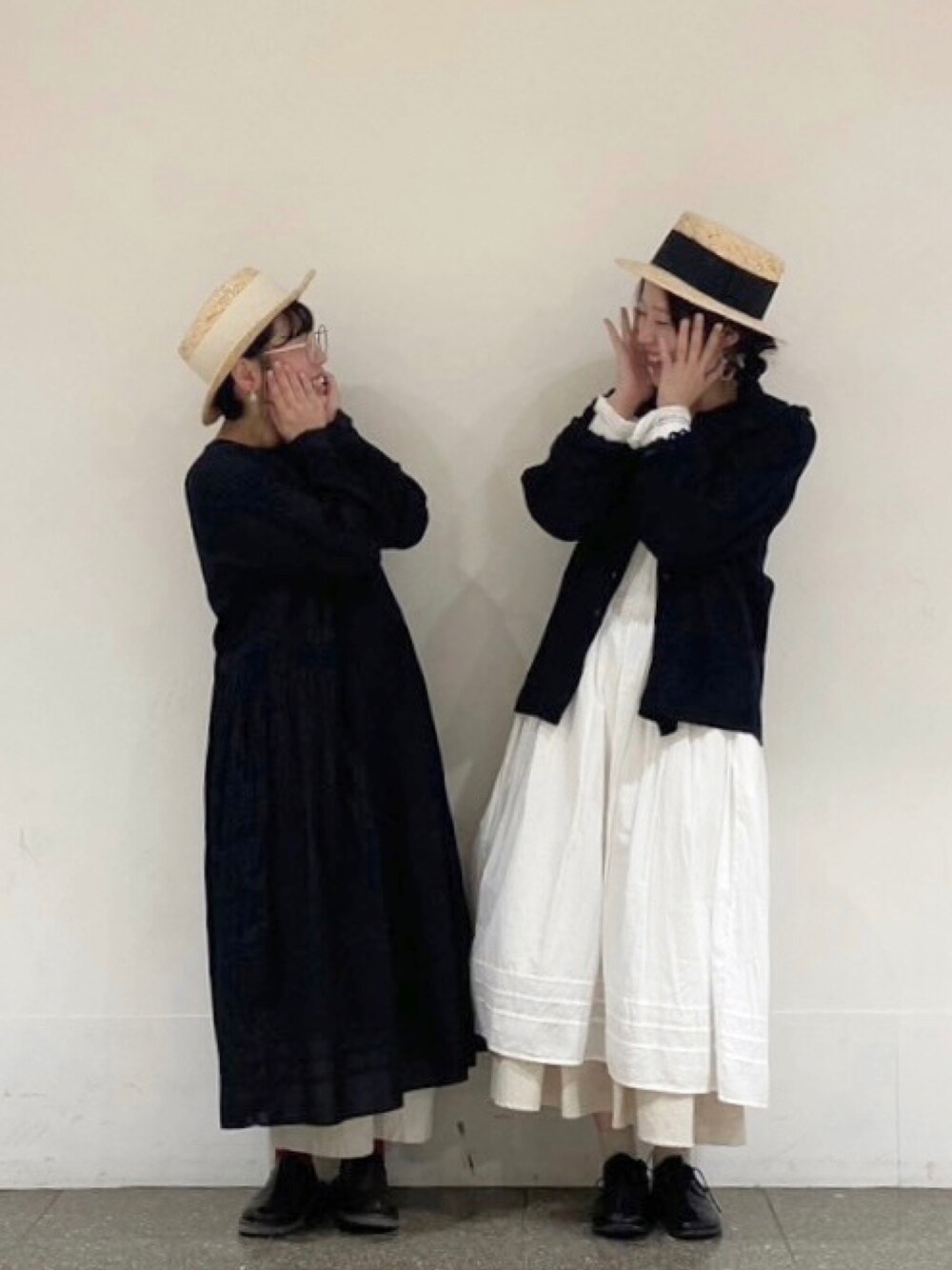 ベージュ系のスカート、ブラック系のシャツ/ブラウス、ブラック系のワンピースを着用したレディースの冬コーディネートの1枚目の写真