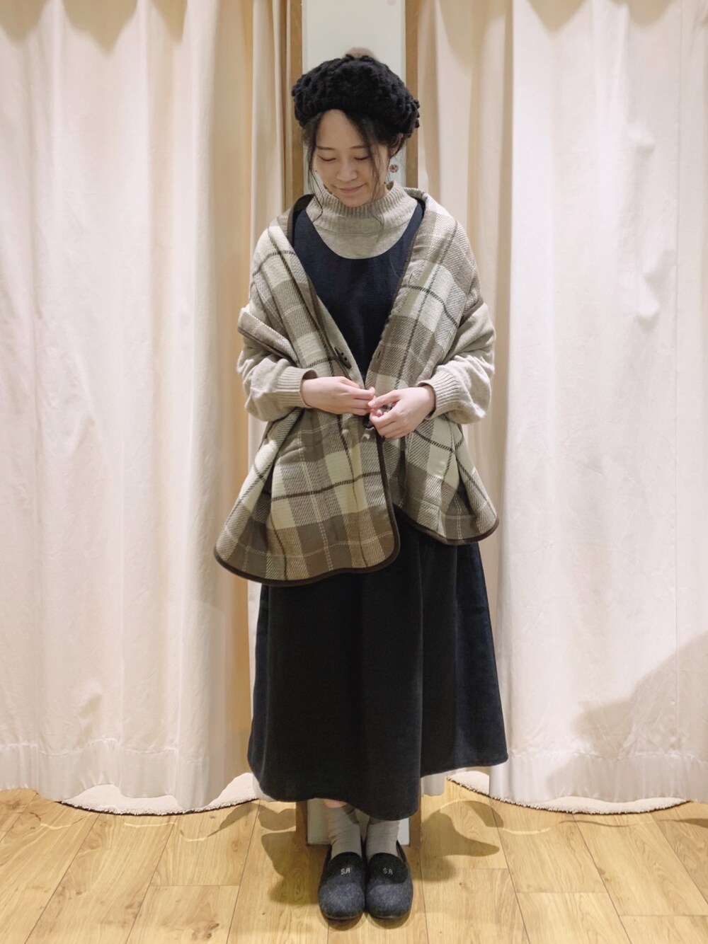 「チェック、ニット、ワンピース、ベージュ、ナチュラル、ハイネック、冬コーデ、モノトーン、SM2、ガーリー、おでかけ、モノトーンコーデ、ゆるコーデ、サマンサ モスモス(Samansa Mos2)、Samansa Mos2」｜「Samansa Mos2の前後着ノースリーブワンピース（ワンピース、ブラック系）」を使った、marin.🐏さん（レディース・160cm）の冬コーディネートの1枚目の写真