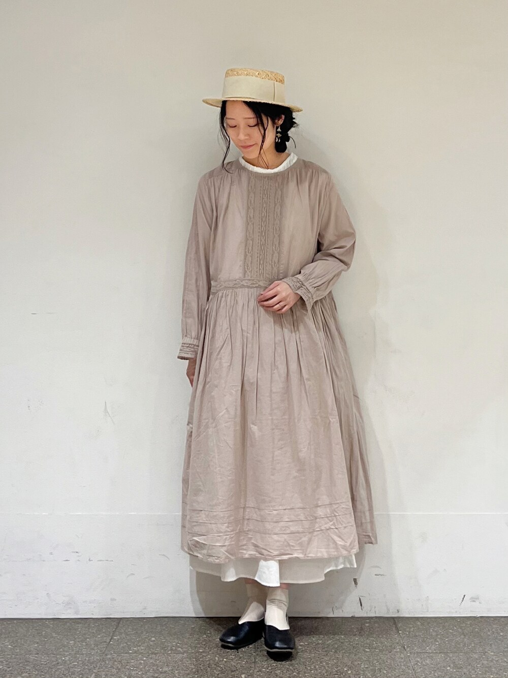 ベージュ系のワンピース/ドレス、ホワイト系のスカートを着用したレディースの冬コーディネートの1枚目の写真