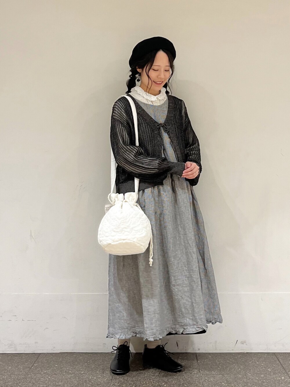 「ゆるコーデ、ナチュラル、ガーリー、モノトーン、Samansa Mos2、サマンサ モスモス(Samansa Mos2)」｜「Samansa Mos2の【Water less Linen】前後2WAYジャンパースカート（ワンピース、ブラック系）」を使った、marin.🐏さん（レディース・160cm）の春コーディネートの1枚目の写真