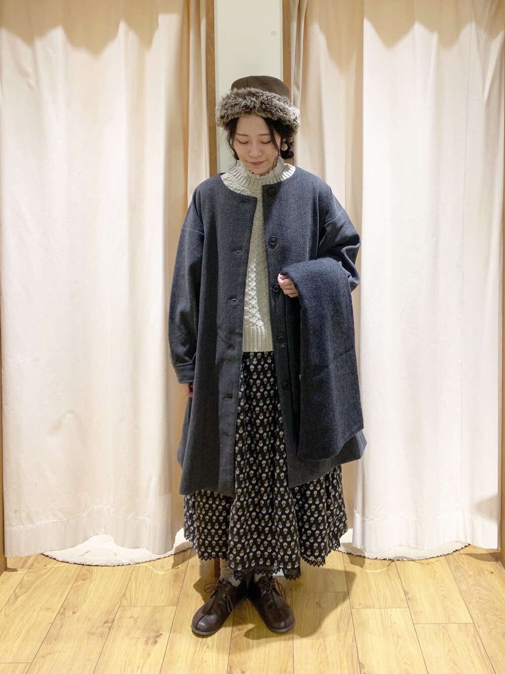 「ゆるコーデ、ナチュラル、レイヤードスタイル、モノトーン、ワントーンコーデ、ワンピース、花柄、レース、大人ガーリー、サマンサ モスモス(Samansa Mos2)、Samansa Mos2、冬コーデ、大人かわいい、ベスト、コート」｜「Samansa Mos2のウーリーライクノーカラーコート（ノーカラーコート、グレー系）」を使った、marin.🐏さん（レディース・160cm）の冬コーディネートの1枚目の写真