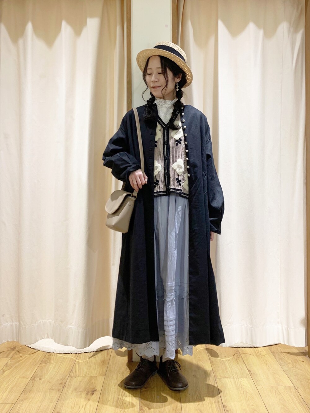「春コーデ、ナチュラル、ガーリー、大人ガーリー、ブルー、春、ロングコート、スカート、レイヤードスタイル、サマンサ モスモス(Samansa Mos2)、ゆるコーデ、Samansa Mos2、ベスト、レース、花柄」｜「Samansa Mos2のクルーネック配色後ろリボンコート（その他アウター、ブラック系）」を使った、marin.🐏さん（レディース・160cm）の春コーディネートの1枚目の写真