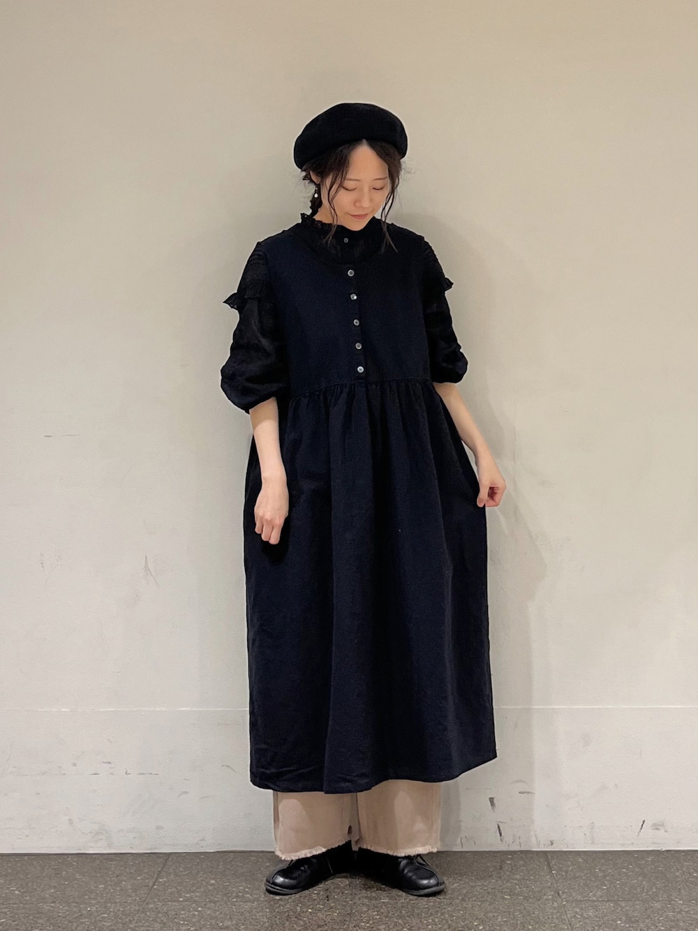 ブラック系のワンピース、ブラック系のシャツ/ブラウス、ベージュ系のその他パンツを着用したレディースの冬コーディネートの1枚目の写真