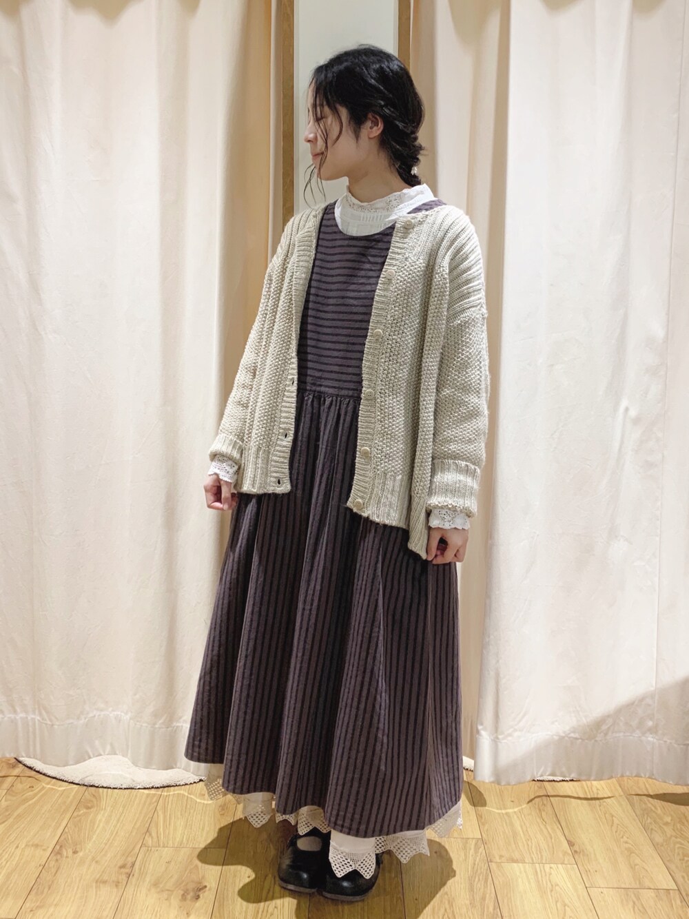 ホワイト系のニット/セーター、ブラウン系のワンピース、ホワイト系のシャツ/ブラウスを着用したレディースの秋コーディネートの1枚目の写真