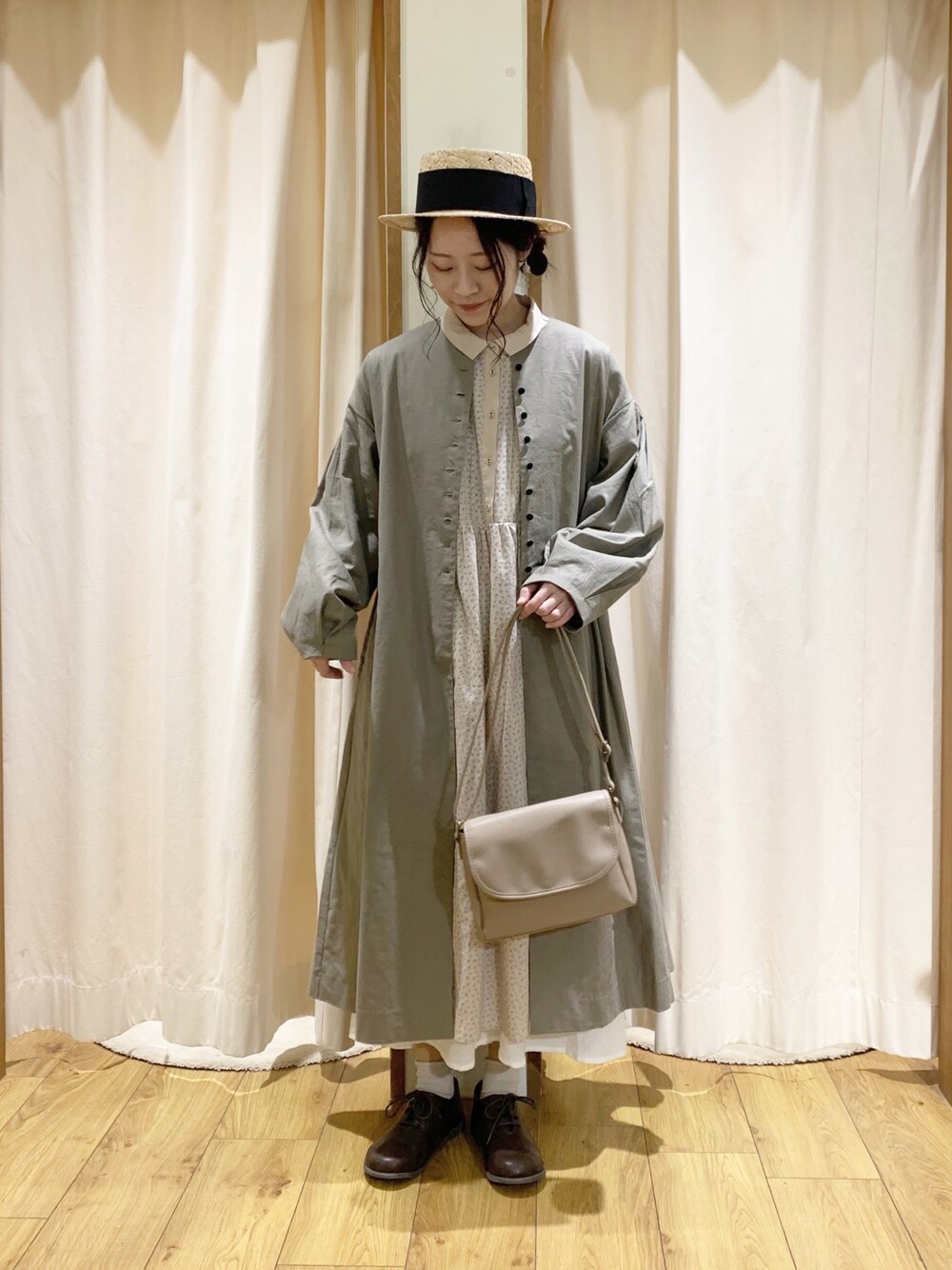 「ゆるコーデ、レイヤードスタイル、ロングコート、春コーデ、ナチュラル、ガーリー、大人かわいい、サマンサ モスモス(Samansa Mos2)、Samansa Mos2、ワンピース、花柄、春服デビュー宣言、ロングワンピース、ワントーンコーデ、シンプルコーデ」｜「Samansa Mos2の襟配色小花柄ワンピース（ワンピース、ベージュ系）」を使った、marin.🐏さん（レディース・160cm）の春コーディネートの1枚目の写真