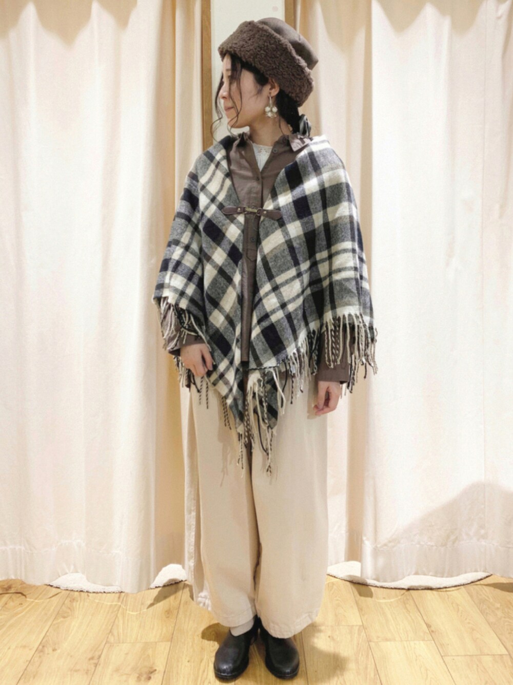 ブラウン系のシャツ/ブラウス、ホワイト系のデニムパンツ、ホワイト系のTシャツ/カットソーを着用したレディースの秋コーディネートの1枚目の写真