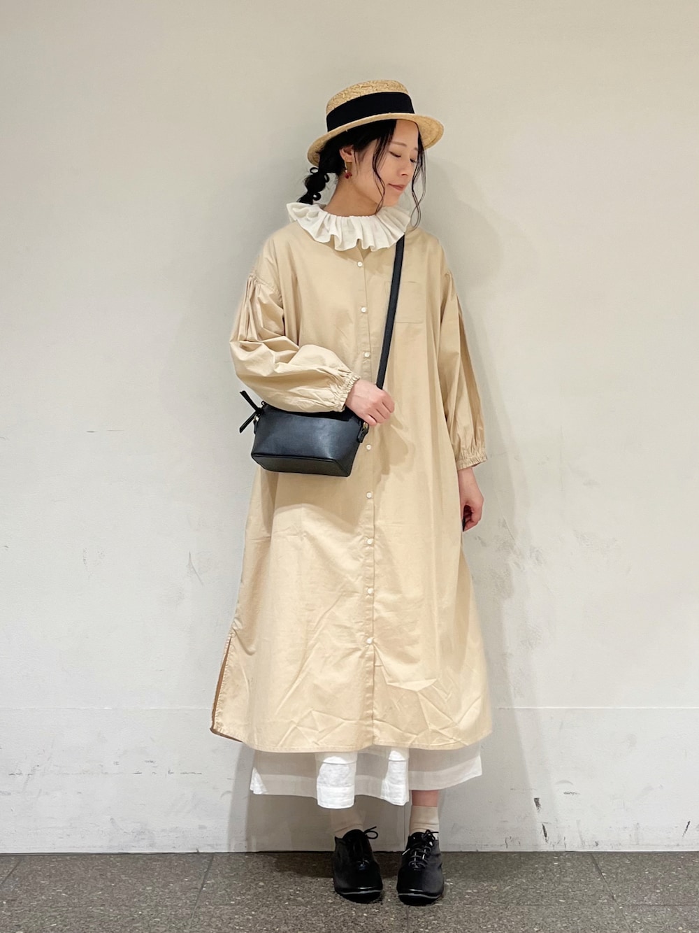 「ゆるコーデ、ナチュラル、ガーリー、サマンサ モスモス(Samansa Mos2)、Samansa Mos2、春コーデ、ワンピース」｜「Samansa Mos2のバンドカラーゆるワンピース（ワンピース、ベージュ系）」を使った、marin.🐏さん（レディース・160cm）の春コーディネートの1枚目の写真