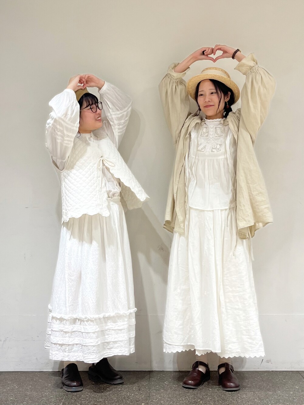 「双子コーデ、シミラールック、シミラーコーデ、ワントーンコーデ、淡色コーデ、Samansa Mos2、サマンサ モスモス(Samansa Mos2)、春のNewスタイル、春コーデ、ゆるコーデ、ナチュラル、ガーリー、スカート、リネン、ふたごコーデ」｜「Samansa Mos2のボイル鳥刺繍ブラウス（シャツ/ブラウス、ホワイト系）」を使った、marin.🐏さん（レディース・160cm）の春コーディネートの1枚目の写真