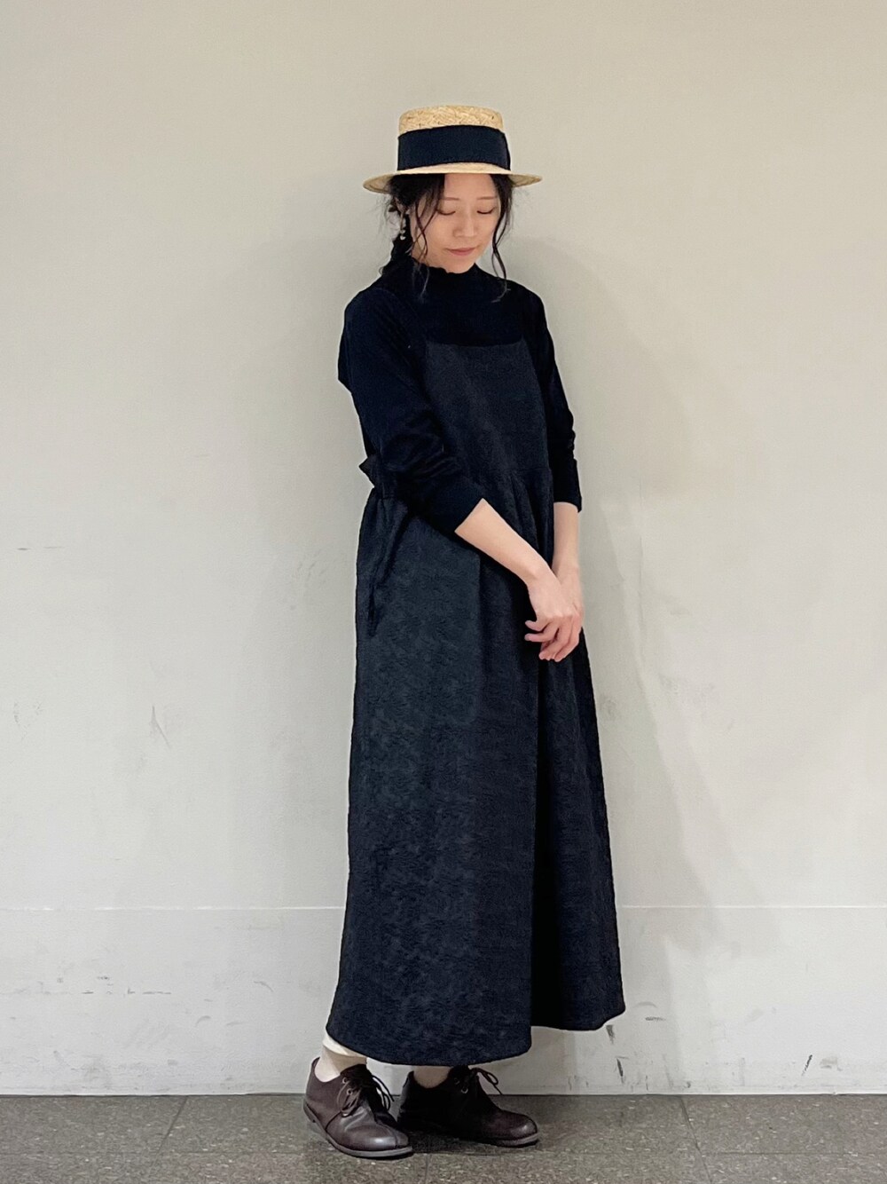 ブラック系のワンピース、ブラック系のTシャツ/カットソーを着用したレディースの冬コーディネートの1枚目の写真