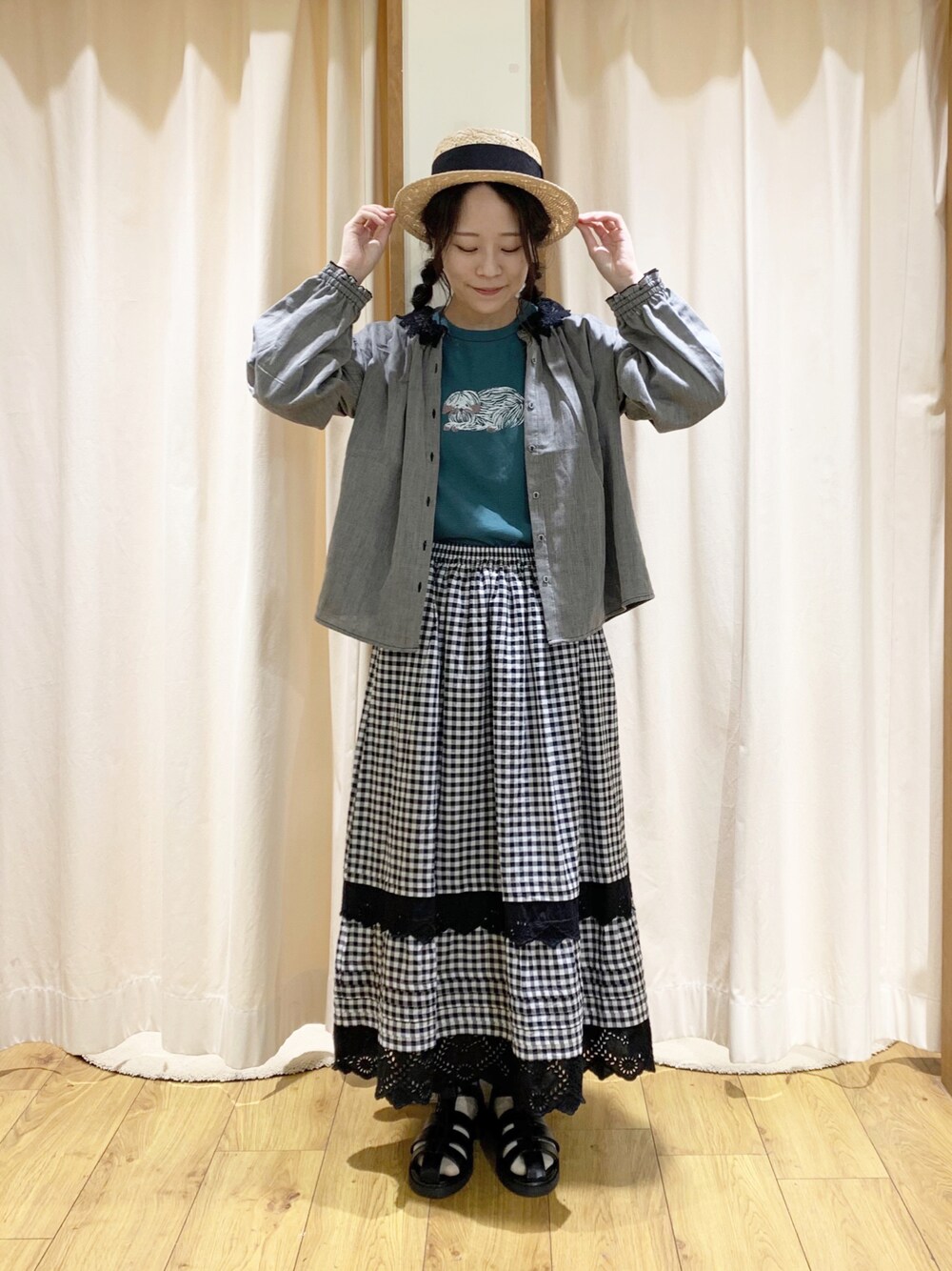 ブラック系のシャツ/ブラウス、グレー系のスカート、グリーン系のTシャツ/カットソーを着用したレディースの春コーディネートの1枚目の写真