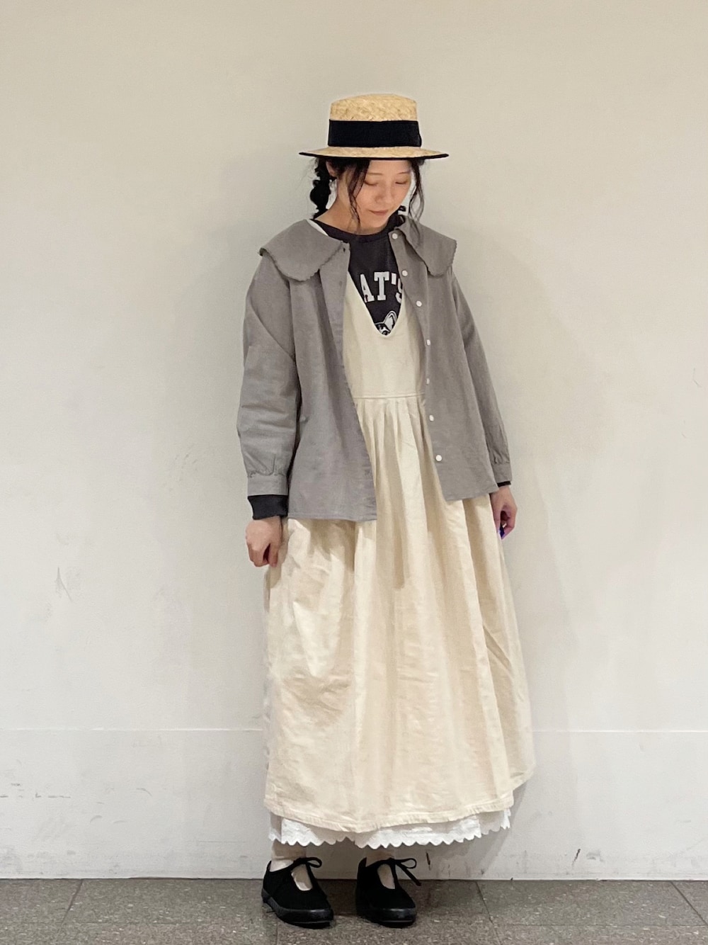 グレー系のTシャツ/カットソー、ホワイト系のワンピース、グレー系のシャツ/ブラウスを着用したレディースの春コーディネートの1枚目の写真