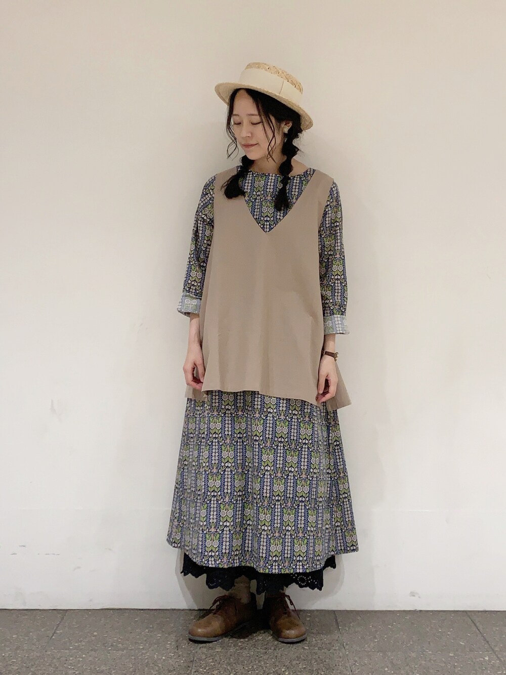「ゆるコーデ、サマンサ モスモス(Samansa Mos2)、Samansa Mos2、ナチュラル、ガーリー、TSUHARU by Samansa Mos2、レイヤードスタイル、ワンピース、リラックススタイル、花柄、LIBERTY、スカート、春コーデ、ベスト、大人ガーリー」｜「TSUHARU by Samansa Mos2のリバティLINDSAY GARDEN柄ワンピース（ワンピース、ブルー系）」を使った、marin.🐏さん（レディース・160cm）の春コーディネートの1枚目の写真