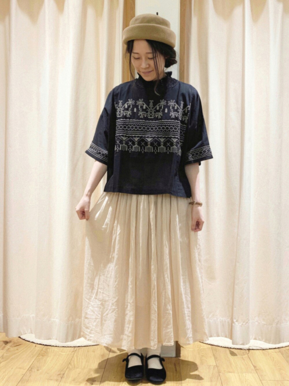 ブラック系のシャツ/ブラウス、ホワイト系のスカート、ブラック系のその他シューズを着用したレディースの夏コーディネートの1枚目の写真