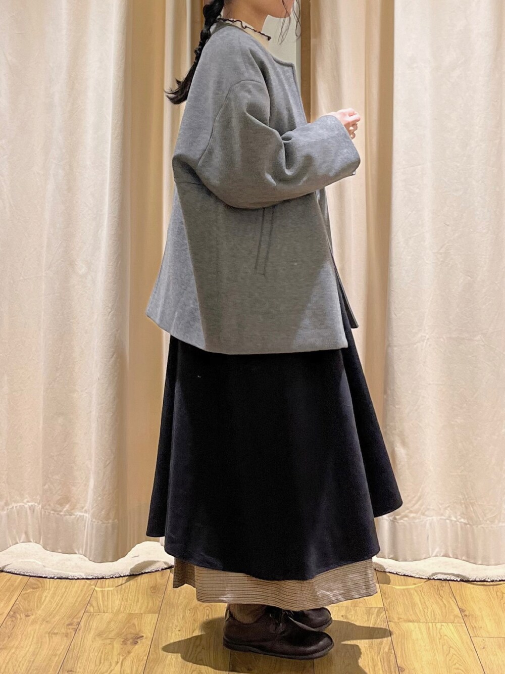 ブラウン系のその他パンツ、ブラック系のワンピース、ホワイト系のニット/セーターを着用したレディースの秋コーディネートの1枚目の写真