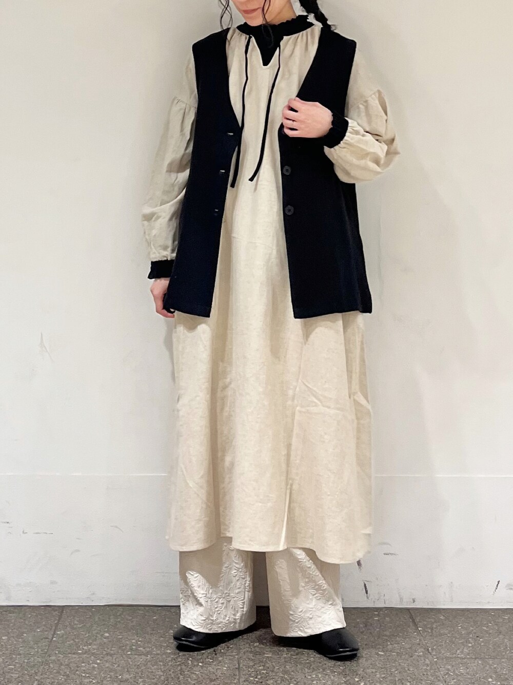 ベージュ系のワンピース、ブラック系のTシャツ/カットソー、ホワイト系のその他パンツを着用したレディースの冬コーディネートの1枚目の写真