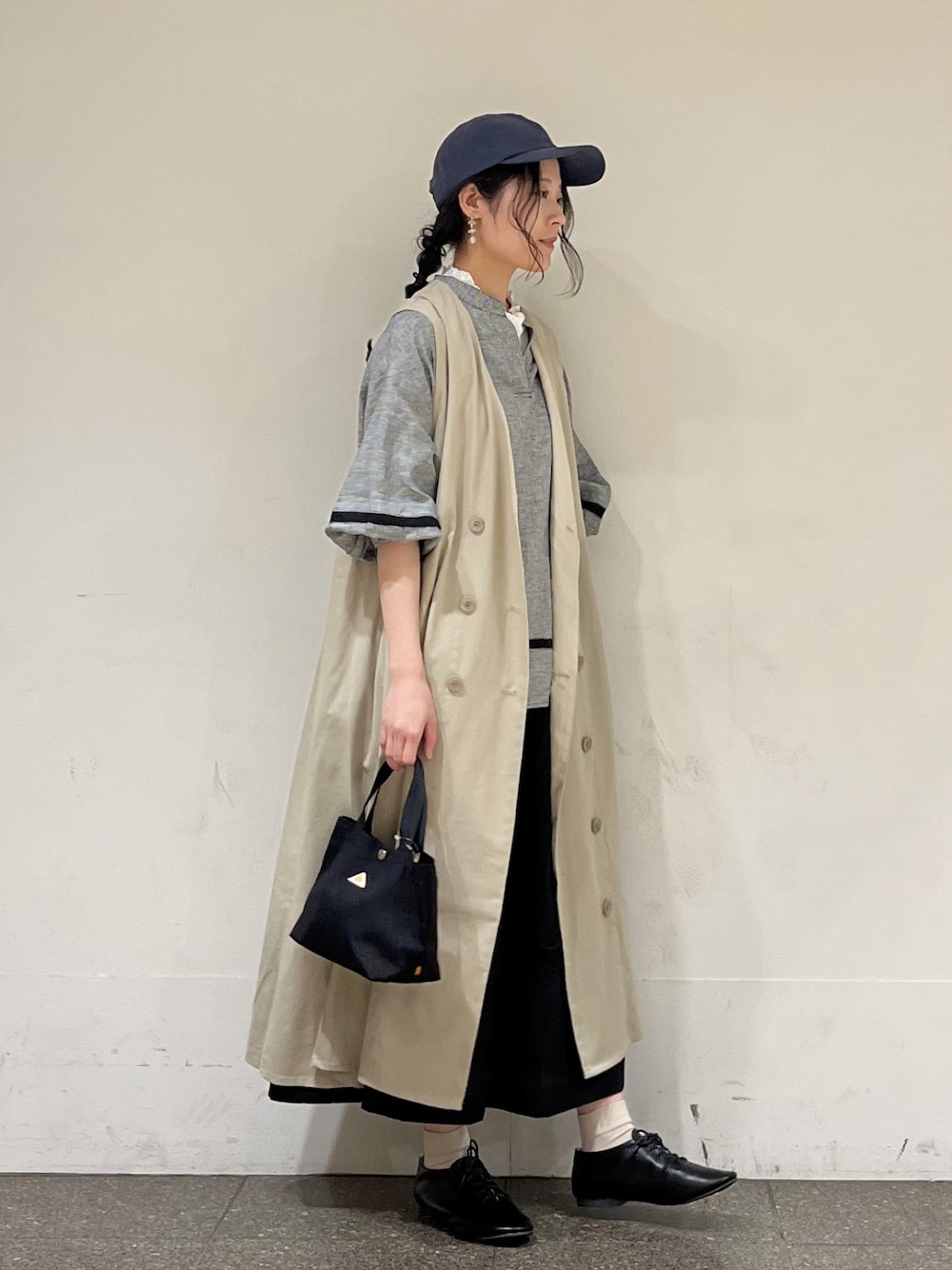 「カジュアル、ジレ、ワンピース、ゆるコーデ、ナチュラル、ガーリー、サマンサ モスモス(Samansa Mos2)、Samansa Mos2、春コーデ、おでかけコーデ」｜「Samansa Mos2の【抗菌防臭】晴れた日の爽やかスキッパーブラウス（シャツ/ブラウス、ブラック系）」を使った、marin.🐏さん（レディース・160cm）の春コーディネートの1枚目の写真