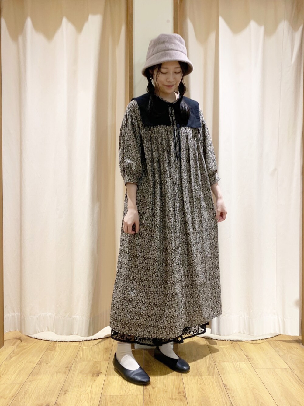 グレー系のワンピース、ブラック系のシャツ/ブラウス、ブラック系のTシャツ/カットソーを着用したレディースの夏コーディネートの1枚目の写真