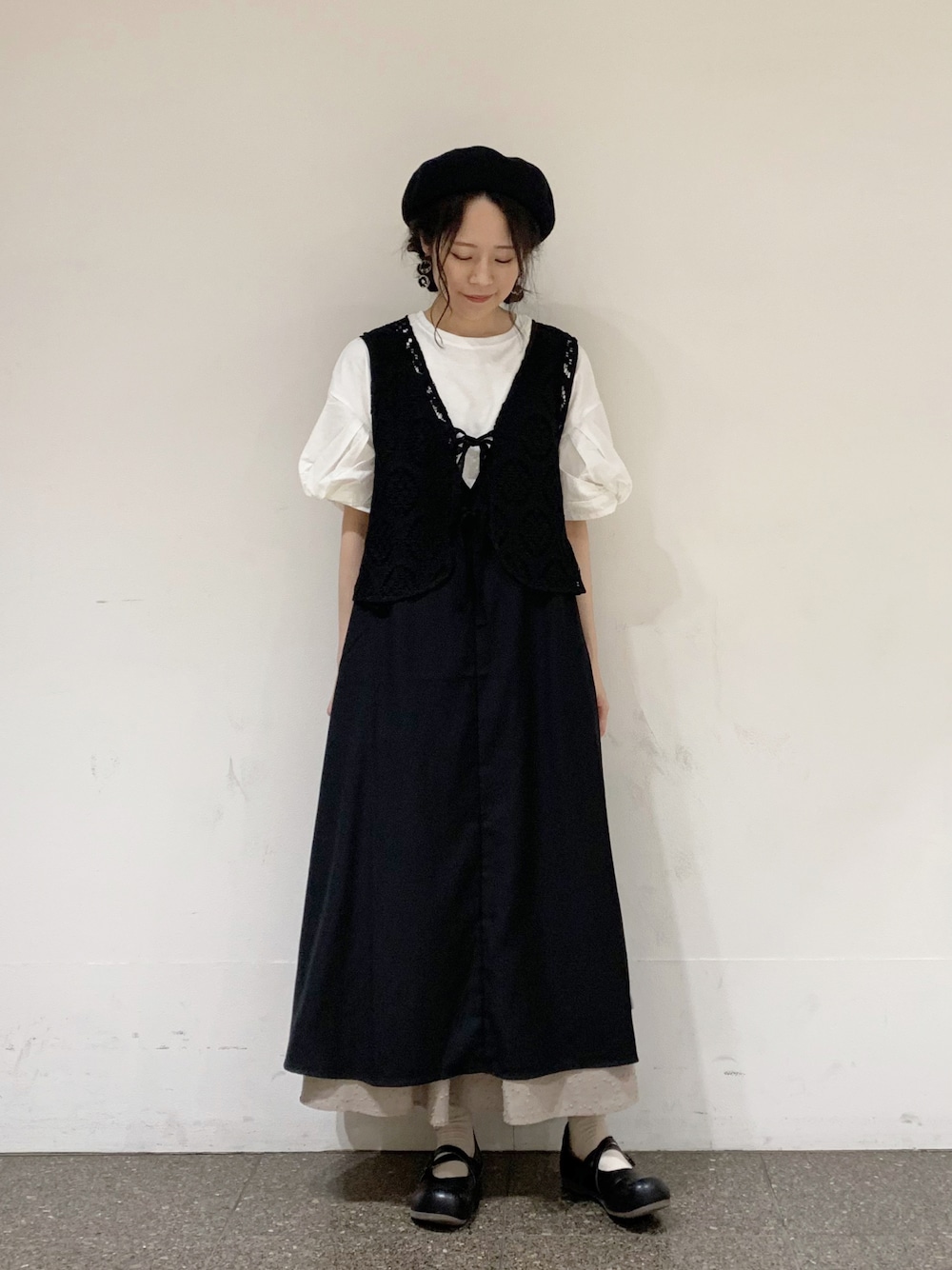 ブラック系のベスト、ブラック系のワンピース/ドレス、ホワイト系のTシャツ/カットソーを着用したレディースの夏コーディネートの1枚目の写真
