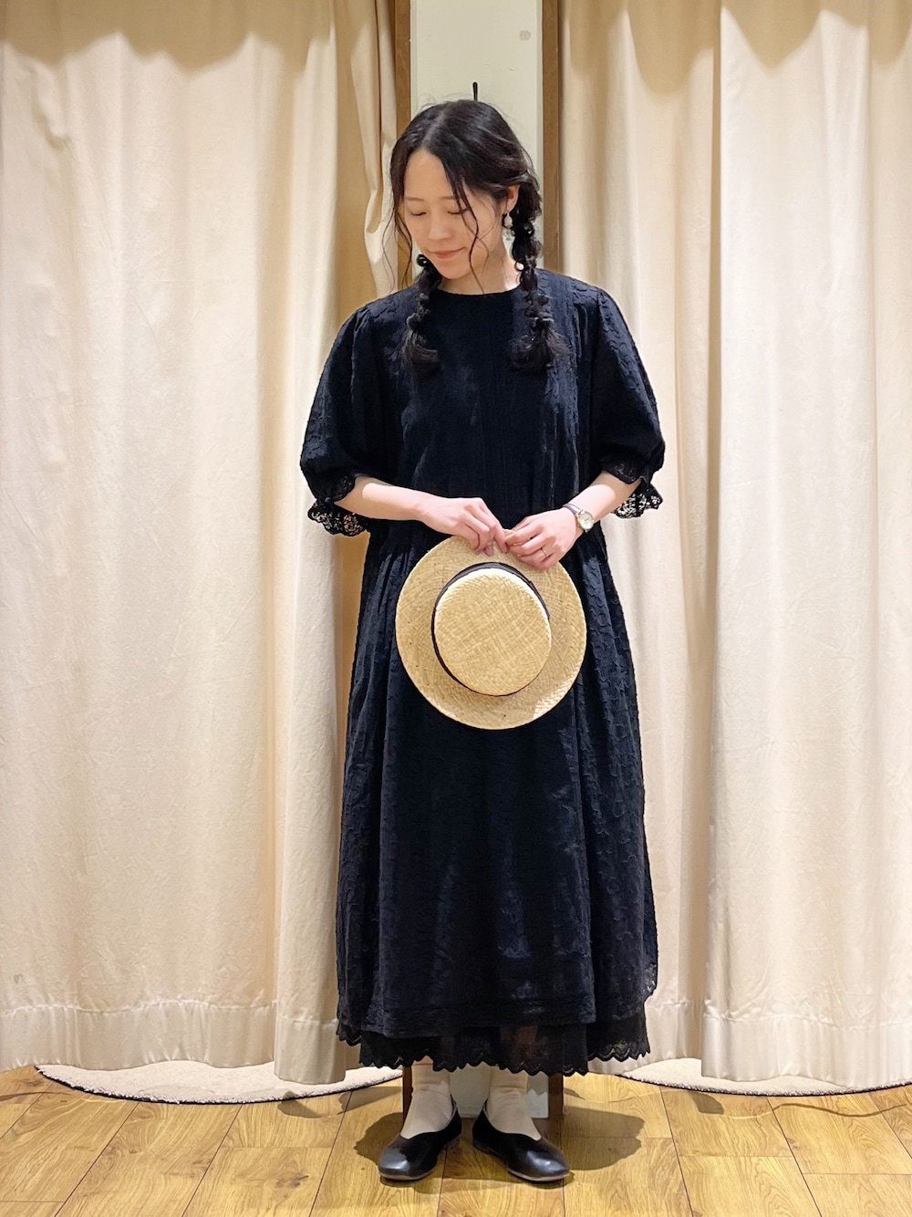 ブラック系のワンピースを着用したレディースの春コーディネートの1枚目の写真