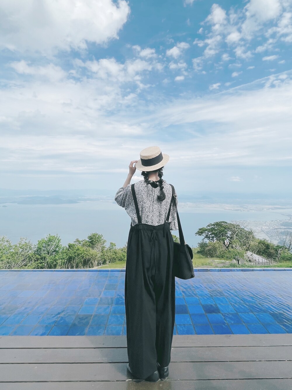ブラック系のシャツ/ブラウス、ブラック系のその他パンツ、ブラック系のタンクトップを着用したレディースの夏コーディネートの1枚目の写真