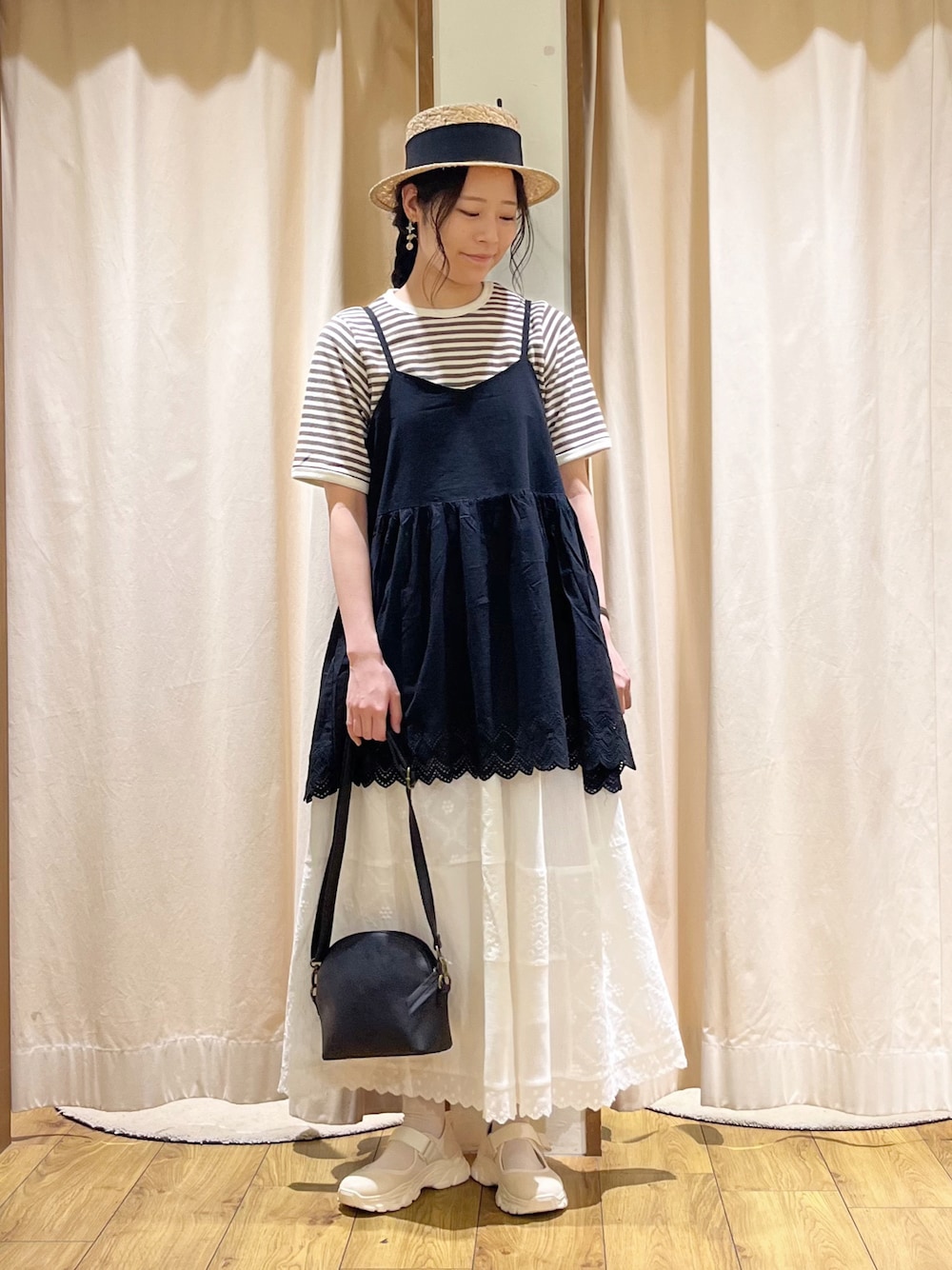 ホワイト系のTシャツ/カットソーを着用したレディースの春コーディネートの1枚目の写真