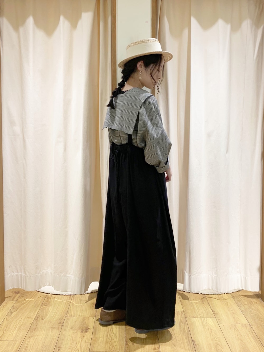 「ゆるコーデ、ナチュラル、大人かわいい、シンプル、モノトーン、ガーリー、セーラーカラー、サロペット、ブラウス、ブラック、春コーデ、Samansa Mos2、サマンサ モスモス(Samansa Mos2)、ワントーンコーデ、カジュアルコーデ」｜「Samansa Mos2のレーヨン麻柄アソートサロペットパンツ（その他パンツ、ブラック系）」を使った、marin.🐏さん（レディース・160cm）の春コーディネートの1枚目の写真