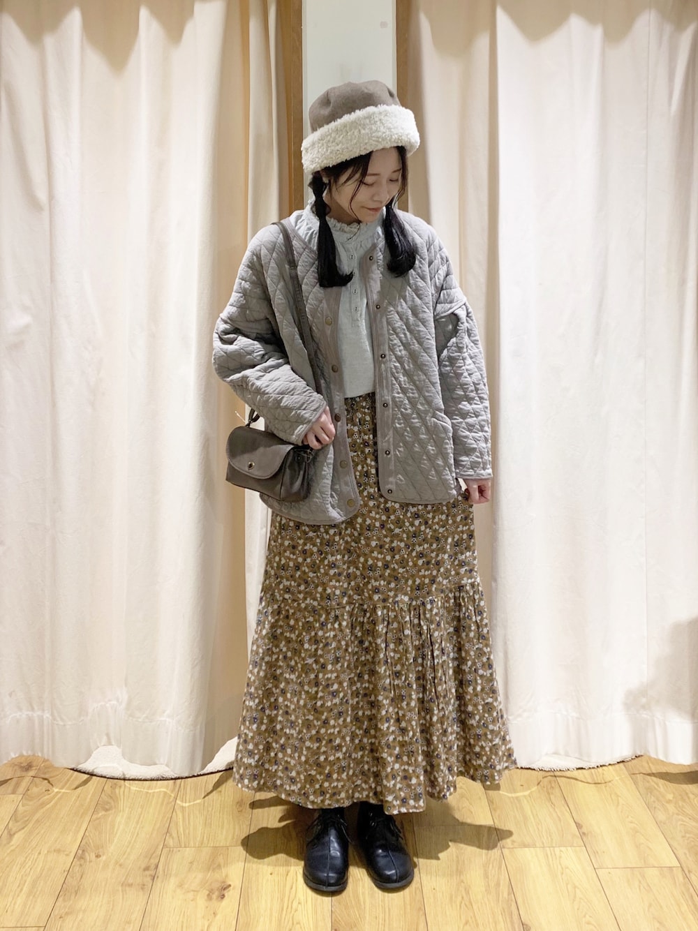 「ゆるコーデ、ナチュラル、サマンサ モスモス(Samansa Mos2)、Samansa Mos2、リラックススタイル、おでかけ、ジャケット、花柄、スカート、ロングスカート、秋コーデ、冬コーデ、秋のコーデ、ootd、大人かわいい」｜「Samansa Mos2のカットキルトジャケット（テーラードジャケット、ベージュ系）」を使った、marin.🐏さん（レディース・160cm）の秋コーディネートの1枚目の写真