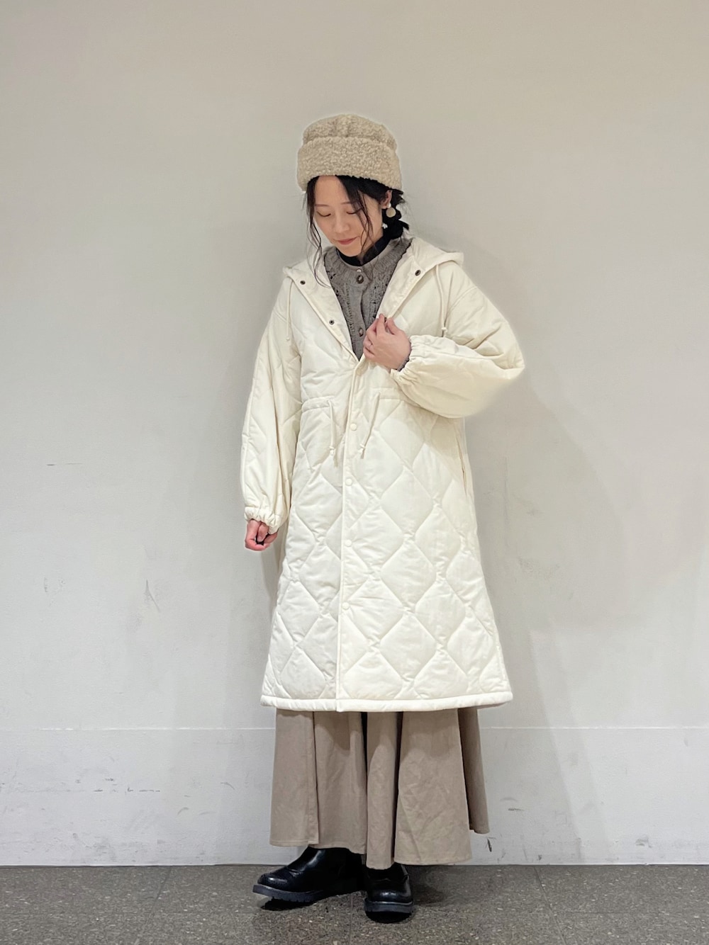 グレー系のシャツ/ブラウス、ブラウン系のカーディガン/ボレロ、ホワイト系のその他アウターを着用したレディースの秋コーディネートの1枚目の写真