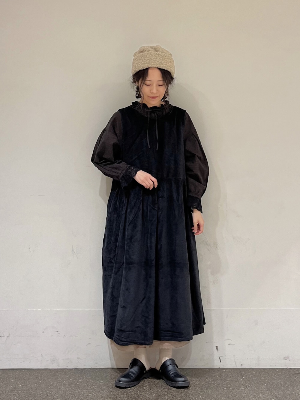 ブラック系のワンピース、グレー系のシャツ/ブラウス、ブラウン系のその他パンツを着用したレディースの秋コーディネートの1枚目の写真