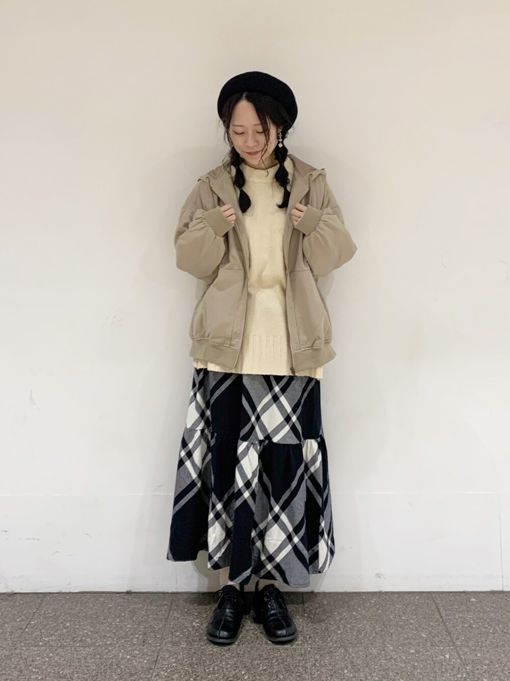 「ゆるコーデ、レイヤードスタイル、ナチュラル、大人カジュアル、チェック、スカート、ティアードスカート、Samansa Mos2、サマンサ モスモス(Samansa Mos2)、ニット、カジュアルコーデ、シンプルコーデ、フードコート、春コーデ、ハイネック」｜「Samansa Mos2の後ろスリットハイネックニット（ニット/セーター、ホワイト系）」を使った、marin.🐏さん（レディース・160cm）の冬コーディネートの1枚目の写真