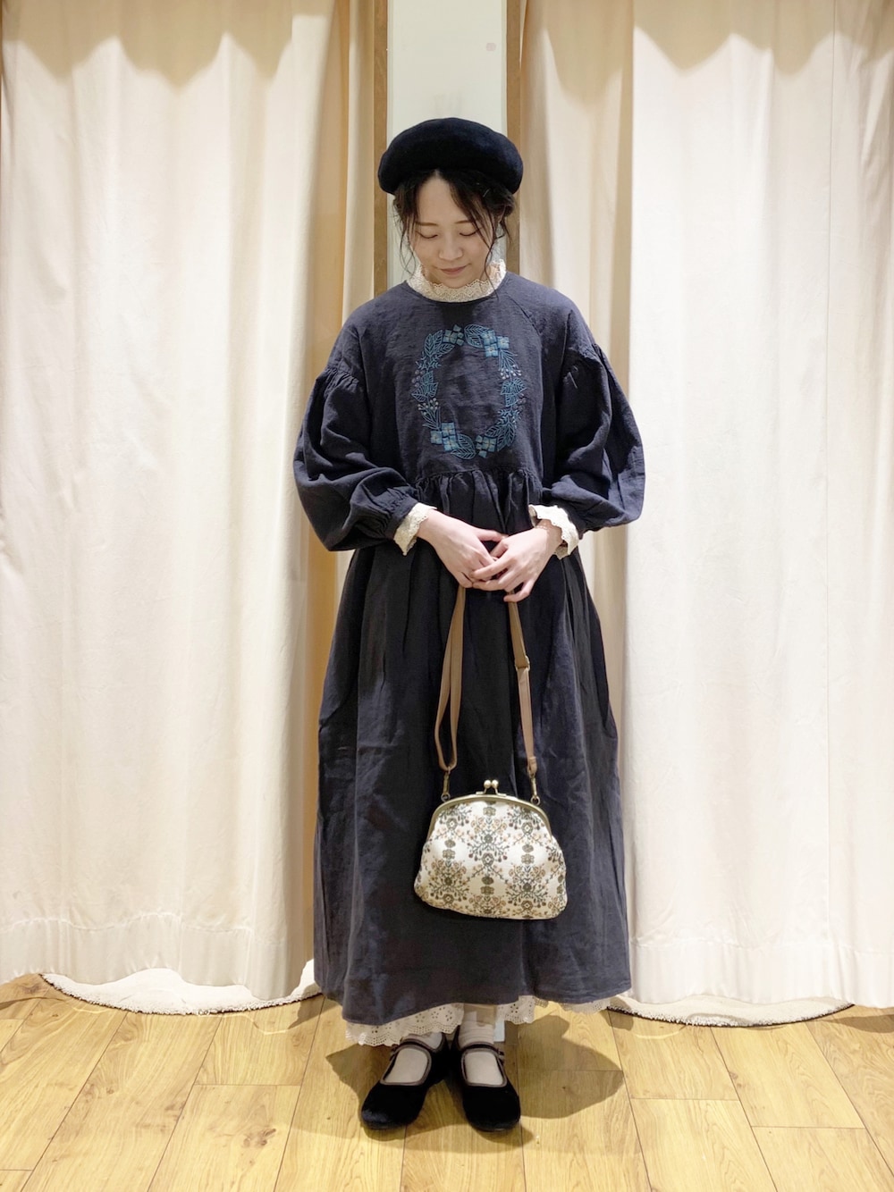 「ゆるコーデ、ナチュラル、ガーリー、刺繍、ワンピース、レイヤードスタイル、レース、マカベアリス、モノトーン、大人ガーリー、がま口バッグ、秋のコーデ、秋コーデ、サマンサ モスモス(Samansa Mos2)、Samansa Mos2」｜「Samansa Mos2の【マカベアリス×SamansaMos2】刺繍ワンピース（ワンピース、グレー系）」を使った、marin.🐏さん（レディース・160cm）の秋コーディネートの1枚目の写真