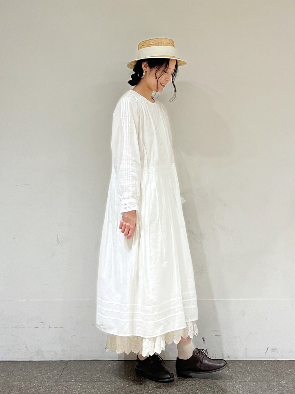 ホワイト系のワンピース、ホワイト系のスカート、ホワイト系のハットを着用したレディースの冬コーディネートの1枚目の写真