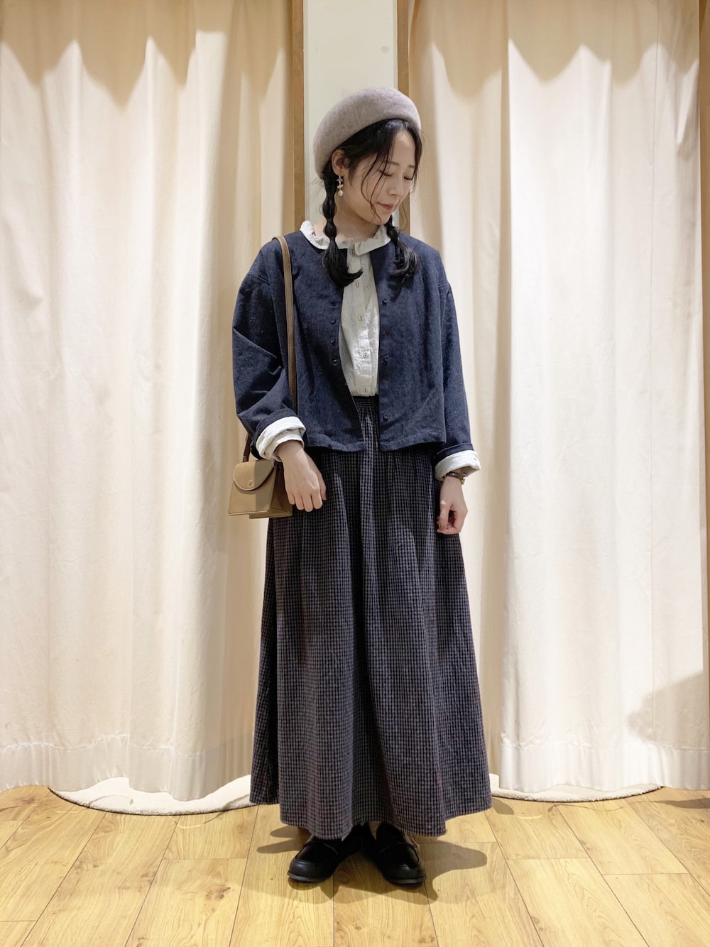 グレー系のノーカラージャケット、ホワイト系のシャツ/ブラウス、グレー系のスカートを着用したレディースの秋コーディネートの1枚目の写真