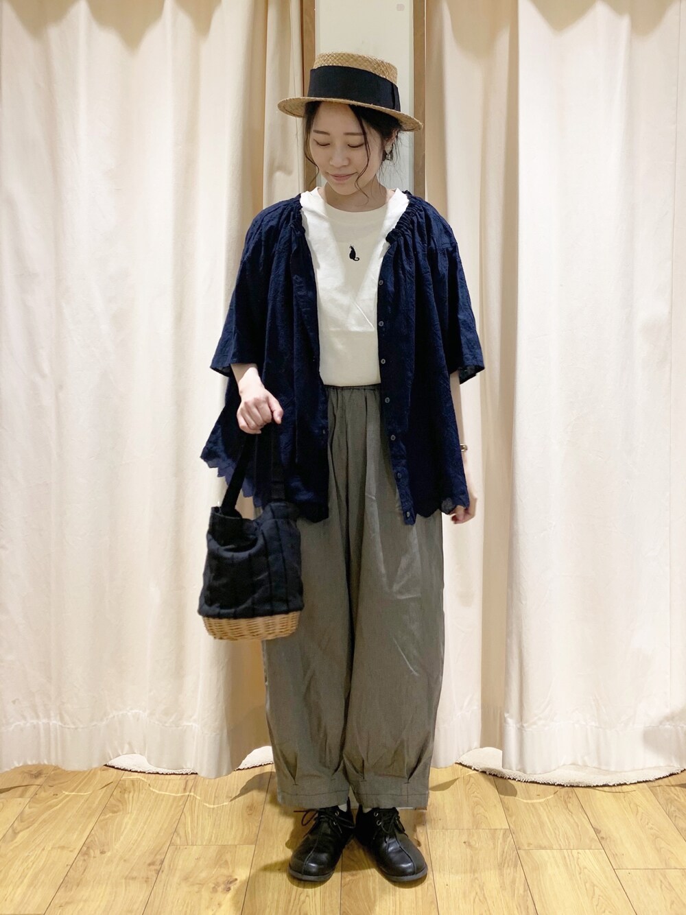 ブルー系のシャツ/ブラウス、ホワイト系のTシャツ/カットソー、グレー系のその他パンツを着用したレディースの春コーディネートの1枚目の写真