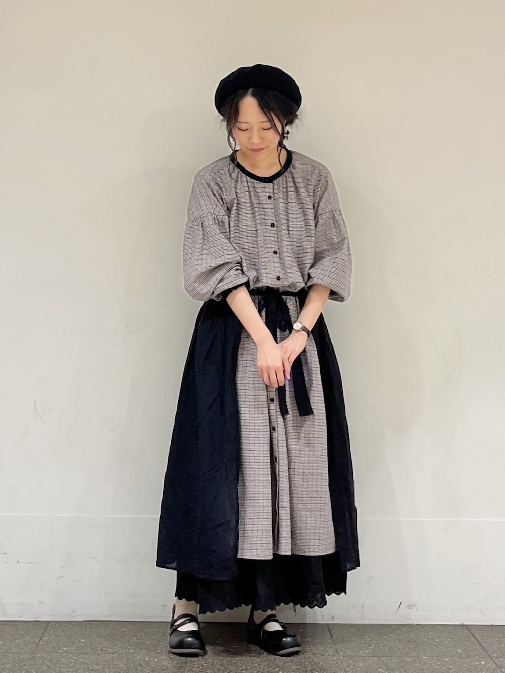 ブラック系のワンピース、ブラック系のスカートを着用したレディースの冬コーディネートの1枚目の写真